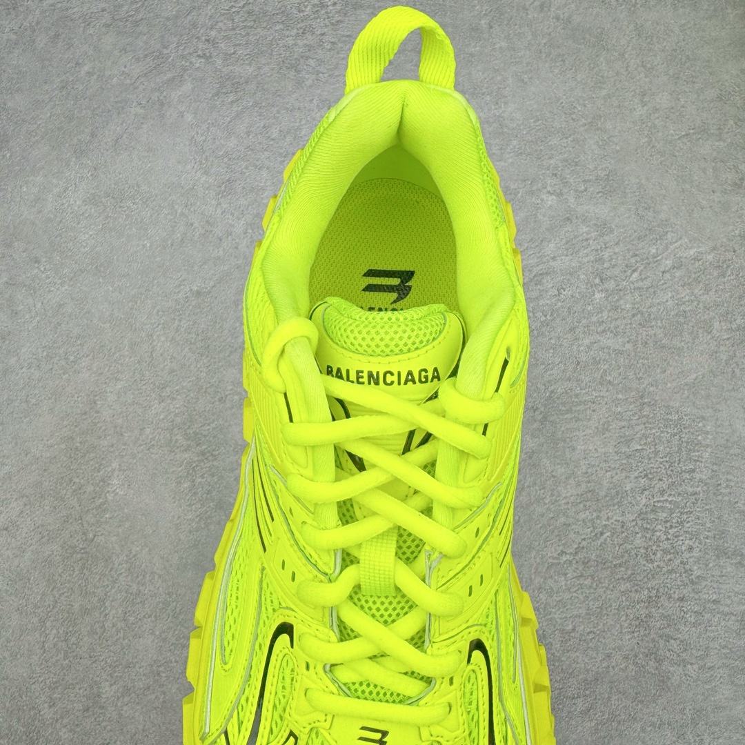 图片[5]-＃XA BALENCIAGA Defender Rubber Platform Sneakers 巴黎世家卫士系列低帮坦克履带轮胎鞋型越野户外增高厚底休闲运动慢跑鞋 男女鞋原楦原纸版开发版型 原版一致配件防尘袋及附送鞋带 1：1比例克重 全掌PU乳胶鞋垫及外观轻度磨损做旧效果 全新开发4层组合夸张轮胎花纹鞋底底部 • 不含皮革• 尼龙和网布材质• 磨损效果 • 夸张轮胎花纹鞋底 • 15毫米足弓 • 鞋舌凹印 Balenciaga 品牌标识 • 鞋头边缘和后帮凹印 Balenciaga 徽标和尺码 • 后帮拉袢 • 中国制造 • 用软布擦拭 材质：60%聚氨酯、28%聚酯纤维、12%尼龙 凭藉特殊外型风靡奢华运动鞋领域的 Balenciaga 在设计总监 Demna Gvasalia的职掌下 不乏吸睛作品 从 Triple S、Track 系列 到 X-Pander以及 Crocs 联名系列 今番再发布引人注目的鞋履 带来最新运动鞋款「Defender」该鞋款于 2022 春夏时装秀上首次曝光 在经典运动鞋基础上加以改造 利用坚固轮胎状单元打造具侵略性的巨大鞋底 立体凸起包覆四周 狂野外型堪称鞋界战车 透过材质比例的拿捏和单纯的用色 在鞋面采用相对柔和的设计 衬出鞋款亮点 偏大一码尺码：35/46-选品中心
