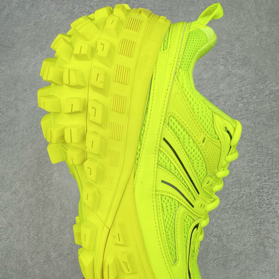 图片[6]-＃XA BALENCIAGA Defender Rubber Platform Sneakers 巴黎世家卫士系列低帮坦克履带轮胎鞋型越野户外增高厚底休闲运动慢跑鞋 男女鞋原楦原纸版开发版型 原版一致配件防尘袋及附送鞋带 1：1比例克重 全掌PU乳胶鞋垫及外观轻度磨损做旧效果 全新开发4层组合夸张轮胎花纹鞋底底部 • 不含皮革• 尼龙和网布材质• 磨损效果 • 夸张轮胎花纹鞋底 • 15毫米足弓 • 鞋舌凹印 Balenciaga 品牌标识 • 鞋头边缘和后帮凹印 Balenciaga 徽标和尺码 • 后帮拉袢 • 中国制造 • 用软布擦拭 材质：60%聚氨酯、28%聚酯纤维、12%尼龙 凭藉特殊外型风靡奢华运动鞋领域的 Balenciaga 在设计总监 Demna Gvasalia的职掌下 不乏吸睛作品 从 Triple S、Track 系列 到 X-Pander以及 Crocs 联名系列 今番再发布引人注目的鞋履 带来最新运动鞋款「Defender」该鞋款于 2022 春夏时装秀上首次曝光 在经典运动鞋基础上加以改造 利用坚固轮胎状单元打造具侵略性的巨大鞋底 立体凸起包覆四周 狂野外型堪称鞋界战车 透过材质比例的拿捏和单纯的用色 在鞋面采用相对柔和的设计 衬出鞋款亮点 偏大一码尺码：35/46-选品中心