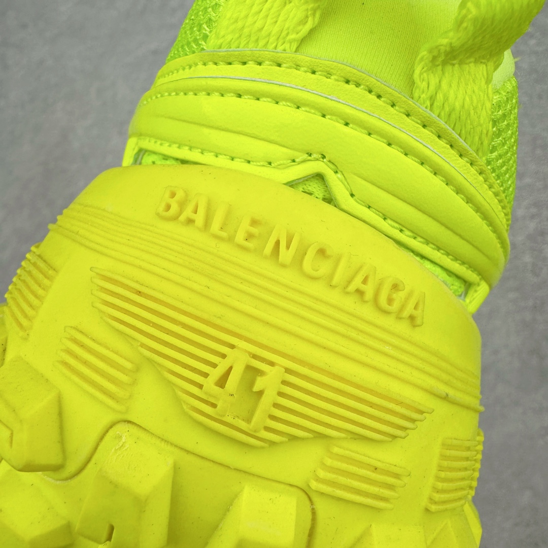 图片[11]-＃XA BALENCIAGA Defender Rubber Platform Sneakers 巴黎世家卫士系列低帮坦克履带轮胎鞋型越野户外增高厚底休闲运动慢跑鞋 男女鞋原楦原纸版开发版型 原版一致配件防尘袋及附送鞋带 1：1比例克重 全掌PU乳胶鞋垫及外观轻度磨损做旧效果 全新开发4层组合夸张轮胎花纹鞋底底部 • 不含皮革• 尼龙和网布材质• 磨损效果 • 夸张轮胎花纹鞋底 • 15毫米足弓 • 鞋舌凹印 Balenciaga 品牌标识 • 鞋头边缘和后帮凹印 Balenciaga 徽标和尺码 • 后帮拉袢 • 中国制造 • 用软布擦拭 材质：60%聚氨酯、28%聚酯纤维、12%尼龙 凭藉特殊外型风靡奢华运动鞋领域的 Balenciaga 在设计总监 Demna Gvasalia的职掌下 不乏吸睛作品 从 Triple S、Track 系列 到 X-Pander以及 Crocs 联名系列 今番再发布引人注目的鞋履 带来最新运动鞋款「Defender」该鞋款于 2022 春夏时装秀上首次曝光 在经典运动鞋基础上加以改造 利用坚固轮胎状单元打造具侵略性的巨大鞋底 立体凸起包覆四周 狂野外型堪称鞋界战车 透过材质比例的拿捏和单纯的用色 在鞋面采用相对柔和的设计 衬出鞋款亮点 偏大一码尺码：35/46-选品中心