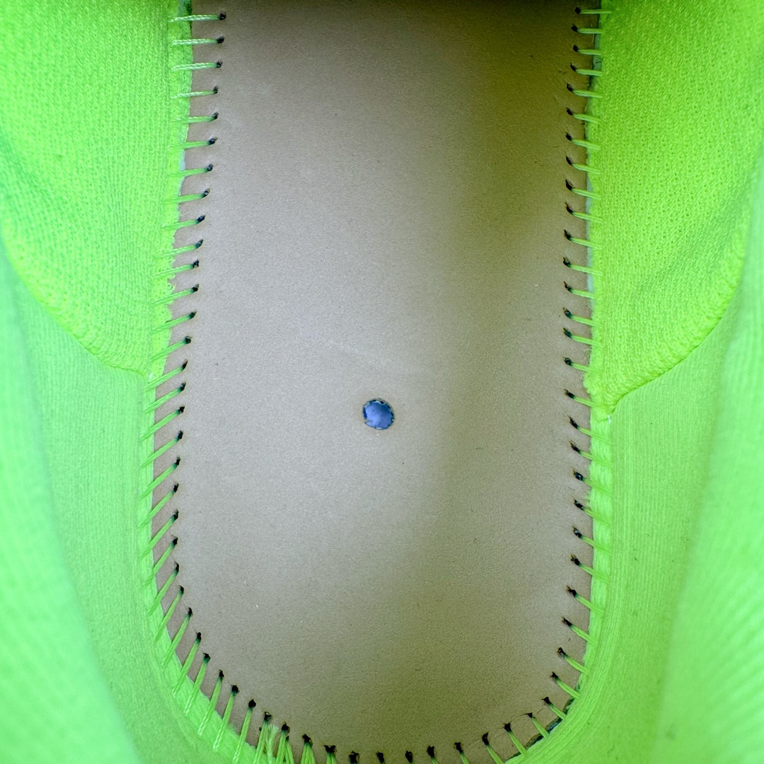 图片[17]-＃XA BALENCIAGA Defender Rubber Platform Sneakers 巴黎世家卫士系列低帮坦克履带轮胎鞋型越野户外增高厚底休闲运动慢跑鞋 男女鞋原楦原纸版开发版型 原版一致配件防尘袋及附送鞋带 1：1比例克重 全掌PU乳胶鞋垫及外观轻度磨损做旧效果 全新开发4层组合夸张轮胎花纹鞋底底部 • 不含皮革• 尼龙和网布材质• 磨损效果 • 夸张轮胎花纹鞋底 • 15毫米足弓 • 鞋舌凹印 Balenciaga 品牌标识 • 鞋头边缘和后帮凹印 Balenciaga 徽标和尺码 • 后帮拉袢 • 中国制造 • 用软布擦拭 材质：60%聚氨酯、28%聚酯纤维、12%尼龙 凭藉特殊外型风靡奢华运动鞋领域的 Balenciaga 在设计总监 Demna Gvasalia的职掌下 不乏吸睛作品 从 Triple S、Track 系列 到 X-Pander以及 Crocs 联名系列 今番再发布引人注目的鞋履 带来最新运动鞋款「Defender」该鞋款于 2022 春夏时装秀上首次曝光 在经典运动鞋基础上加以改造 利用坚固轮胎状单元打造具侵略性的巨大鞋底 立体凸起包覆四周 狂野外型堪称鞋界战车 透过材质比例的拿捏和单纯的用色 在鞋面采用相对柔和的设计 衬出鞋款亮点 偏大一码尺码：35/46-选品中心