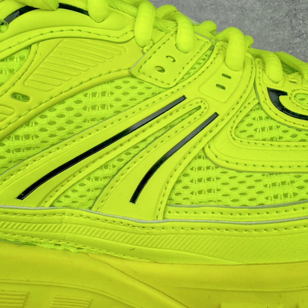 图片[13]-＃XA BALENCIAGA Defender Rubber Platform Sneakers 巴黎世家卫士系列低帮坦克履带轮胎鞋型越野户外增高厚底休闲运动慢跑鞋 男女鞋原楦原纸版开发版型 原版一致配件防尘袋及附送鞋带 1：1比例克重 全掌PU乳胶鞋垫及外观轻度磨损做旧效果 全新开发4层组合夸张轮胎花纹鞋底底部 • 不含皮革• 尼龙和网布材质• 磨损效果 • 夸张轮胎花纹鞋底 • 15毫米足弓 • 鞋舌凹印 Balenciaga 品牌标识 • 鞋头边缘和后帮凹印 Balenciaga 徽标和尺码 • 后帮拉袢 • 中国制造 • 用软布擦拭 材质：60%聚氨酯、28%聚酯纤维、12%尼龙 凭藉特殊外型风靡奢华运动鞋领域的 Balenciaga 在设计总监 Demna Gvasalia的职掌下 不乏吸睛作品 从 Triple S、Track 系列 到 X-Pander以及 Crocs 联名系列 今番再发布引人注目的鞋履 带来最新运动鞋款「Defender」该鞋款于 2022 春夏时装秀上首次曝光 在经典运动鞋基础上加以改造 利用坚固轮胎状单元打造具侵略性的巨大鞋底 立体凸起包覆四周 狂野外型堪称鞋界战车 透过材质比例的拿捏和单纯的用色 在鞋面采用相对柔和的设计 衬出鞋款亮点 偏大一码尺码：35/46-选品中心