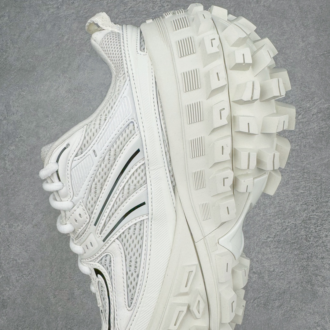 图片[7]-＃XA BALENCIAGA Defender Rubber Platform Sneakers 巴黎世家卫士系列低帮坦克履带轮胎鞋型越野户外增高厚底休闲运动慢跑鞋 男女鞋原楦原纸版开发版型 原版一致配件防尘袋及附送鞋带 1：1比例克重 全掌PU乳胶鞋垫及外观轻度磨损做旧效果 全新开发4层组合夸张轮胎花纹鞋底底部 • 不含皮革• 尼龙和网布材质• 磨损效果 • 夸张轮胎花纹鞋底 • 15毫米足弓 • 鞋舌凹印 Balenciaga 品牌标识 • 鞋头边缘和后帮凹印 Balenciaga 徽标和尺码 • 后帮拉袢 • 中国制造 • 用软布擦拭 材质：60%聚氨酯、28%聚酯纤维、12%尼龙 凭藉特殊外型风靡奢华运动鞋领域的 Balenciaga 在设计总监 Demna Gvasalia的职掌下 不乏吸睛作品 从 Triple S、Track 系列 到 X-Pander以及 Crocs 联名系列 今番再发布引人注目的鞋履 带来最新运动鞋款「Defender」该鞋款于 2022 春夏时装秀上首次曝光 在经典运动鞋基础上加以改造 利用坚固轮胎状单元打造具侵略性的巨大鞋底 立体凸起包覆四周 狂野外型堪称鞋界战车 透过材质比例的拿捏和单纯的用色 在鞋面采用相对柔和的设计 衬出鞋款亮点 偏大一码尺码：35/46-选品中心