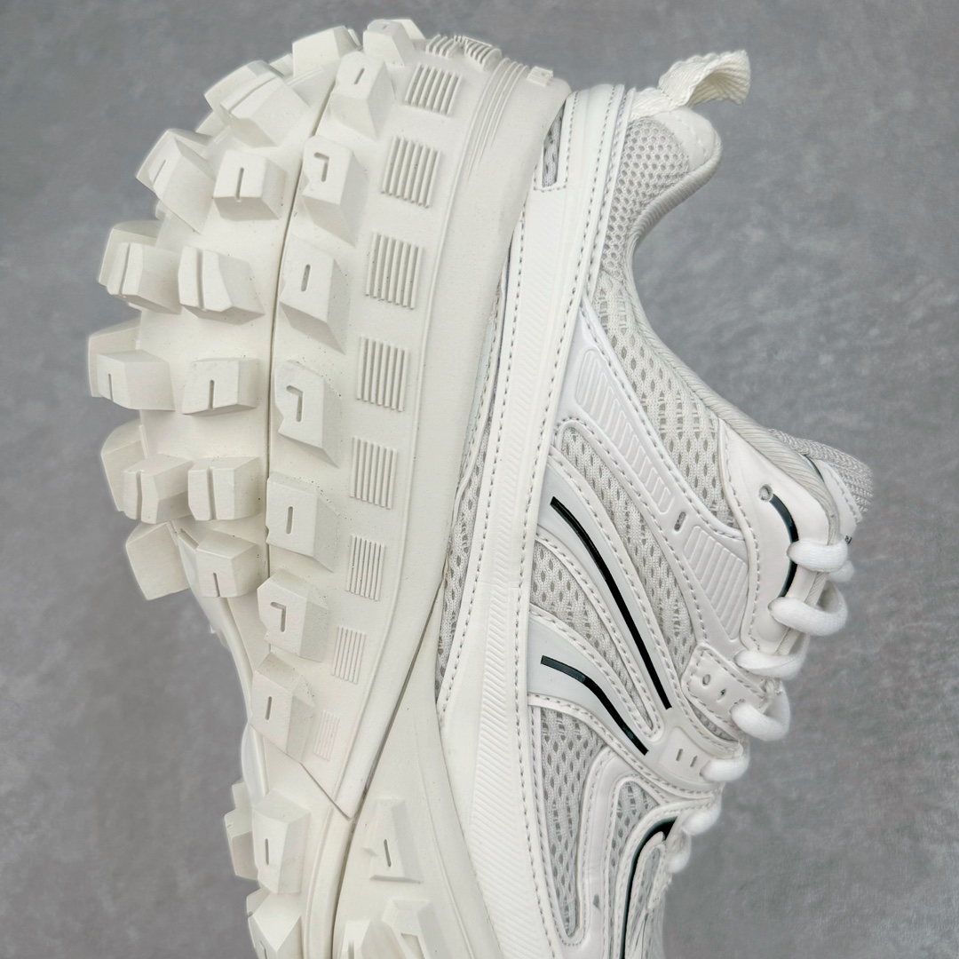 图片[6]-＃XA BALENCIAGA Defender Rubber Platform Sneakers 巴黎世家卫士系列低帮坦克履带轮胎鞋型越野户外增高厚底休闲运动慢跑鞋 男女鞋原楦原纸版开发版型 原版一致配件防尘袋及附送鞋带 1：1比例克重 全掌PU乳胶鞋垫及外观轻度磨损做旧效果 全新开发4层组合夸张轮胎花纹鞋底底部 • 不含皮革• 尼龙和网布材质• 磨损效果 • 夸张轮胎花纹鞋底 • 15毫米足弓 • 鞋舌凹印 Balenciaga 品牌标识 • 鞋头边缘和后帮凹印 Balenciaga 徽标和尺码 • 后帮拉袢 • 中国制造 • 用软布擦拭 材质：60%聚氨酯、28%聚酯纤维、12%尼龙 凭藉特殊外型风靡奢华运动鞋领域的 Balenciaga 在设计总监 Demna Gvasalia的职掌下 不乏吸睛作品 从 Triple S、Track 系列 到 X-Pander以及 Crocs 联名系列 今番再发布引人注目的鞋履 带来最新运动鞋款「Defender」该鞋款于 2022 春夏时装秀上首次曝光 在经典运动鞋基础上加以改造 利用坚固轮胎状单元打造具侵略性的巨大鞋底 立体凸起包覆四周 狂野外型堪称鞋界战车 透过材质比例的拿捏和单纯的用色 在鞋面采用相对柔和的设计 衬出鞋款亮点 偏大一码尺码：35/46-选品中心