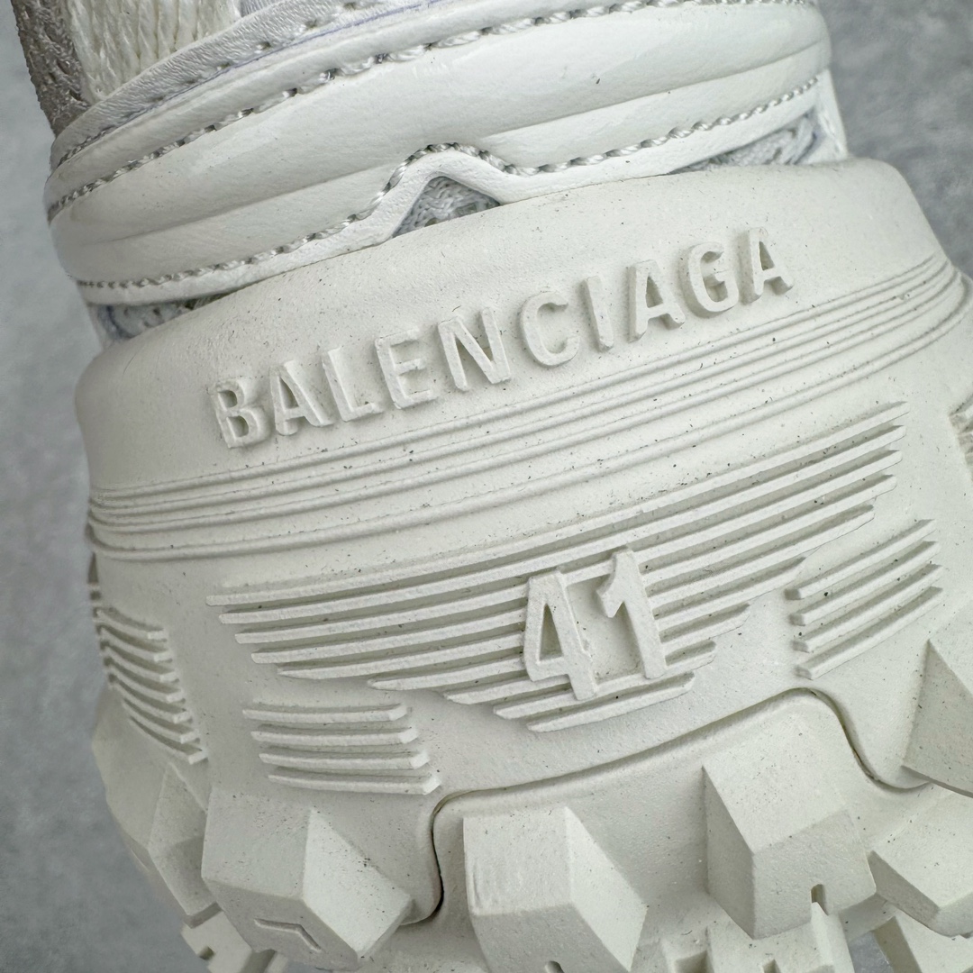 图片[12]-＃XA BALENCIAGA Defender Rubber Platform Sneakers 巴黎世家卫士系列低帮坦克履带轮胎鞋型越野户外增高厚底休闲运动慢跑鞋 男女鞋原楦原纸版开发版型 原版一致配件防尘袋及附送鞋带 1：1比例克重 全掌PU乳胶鞋垫及外观轻度磨损做旧效果 全新开发4层组合夸张轮胎花纹鞋底底部 • 不含皮革• 尼龙和网布材质• 磨损效果 • 夸张轮胎花纹鞋底 • 15毫米足弓 • 鞋舌凹印 Balenciaga 品牌标识 • 鞋头边缘和后帮凹印 Balenciaga 徽标和尺码 • 后帮拉袢 • 中国制造 • 用软布擦拭 材质：60%聚氨酯、28%聚酯纤维、12%尼龙 凭藉特殊外型风靡奢华运动鞋领域的 Balenciaga 在设计总监 Demna Gvasalia的职掌下 不乏吸睛作品 从 Triple S、Track 系列 到 X-Pander以及 Crocs 联名系列 今番再发布引人注目的鞋履 带来最新运动鞋款「Defender」该鞋款于 2022 春夏时装秀上首次曝光 在经典运动鞋基础上加以改造 利用坚固轮胎状单元打造具侵略性的巨大鞋底 立体凸起包覆四周 狂野外型堪称鞋界战车 透过材质比例的拿捏和单纯的用色 在鞋面采用相对柔和的设计 衬出鞋款亮点 偏大一码尺码：35/46-选品中心