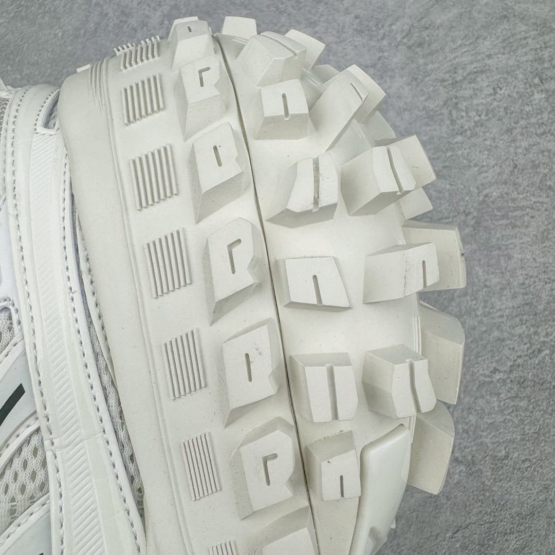 图片[13]-＃XA BALENCIAGA Defender Rubber Platform Sneakers 巴黎世家卫士系列低帮坦克履带轮胎鞋型越野户外增高厚底休闲运动慢跑鞋 男女鞋原楦原纸版开发版型 原版一致配件防尘袋及附送鞋带 1：1比例克重 全掌PU乳胶鞋垫及外观轻度磨损做旧效果 全新开发4层组合夸张轮胎花纹鞋底底部 • 不含皮革• 尼龙和网布材质• 磨损效果 • 夸张轮胎花纹鞋底 • 15毫米足弓 • 鞋舌凹印 Balenciaga 品牌标识 • 鞋头边缘和后帮凹印 Balenciaga 徽标和尺码 • 后帮拉袢 • 中国制造 • 用软布擦拭 材质：60%聚氨酯、28%聚酯纤维、12%尼龙 凭藉特殊外型风靡奢华运动鞋领域的 Balenciaga 在设计总监 Demna Gvasalia的职掌下 不乏吸睛作品 从 Triple S、Track 系列 到 X-Pander以及 Crocs 联名系列 今番再发布引人注目的鞋履 带来最新运动鞋款「Defender」该鞋款于 2022 春夏时装秀上首次曝光 在经典运动鞋基础上加以改造 利用坚固轮胎状单元打造具侵略性的巨大鞋底 立体凸起包覆四周 狂野外型堪称鞋界战车 透过材质比例的拿捏和单纯的用色 在鞋面采用相对柔和的设计 衬出鞋款亮点 偏大一码尺码：35/46-选品中心