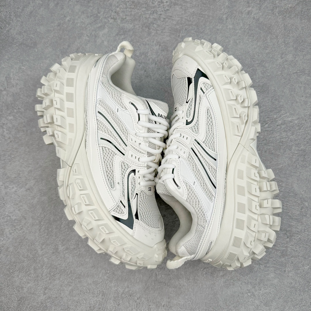 图片[3]-＃XA BALENCIAGA Defender Rubber Platform Sneakers 巴黎世家卫士系列低帮坦克履带轮胎鞋型越野户外增高厚底休闲运动慢跑鞋 男女鞋原楦原纸版开发版型 原版一致配件防尘袋及附送鞋带 1：1比例克重 全掌PU乳胶鞋垫及外观轻度磨损做旧效果 全新开发4层组合夸张轮胎花纹鞋底底部 • 不含皮革• 尼龙和网布材质• 磨损效果 • 夸张轮胎花纹鞋底 • 15毫米足弓 • 鞋舌凹印 Balenciaga 品牌标识 • 鞋头边缘和后帮凹印 Balenciaga 徽标和尺码 • 后帮拉袢 • 中国制造 • 用软布擦拭 材质：60%聚氨酯、28%聚酯纤维、12%尼龙 凭藉特殊外型风靡奢华运动鞋领域的 Balenciaga 在设计总监 Demna Gvasalia的职掌下 不乏吸睛作品 从 Triple S、Track 系列 到 X-Pander以及 Crocs 联名系列 今番再发布引人注目的鞋履 带来最新运动鞋款「Defender」该鞋款于 2022 春夏时装秀上首次曝光 在经典运动鞋基础上加以改造 利用坚固轮胎状单元打造具侵略性的巨大鞋底 立体凸起包覆四周 狂野外型堪称鞋界战车 透过材质比例的拿捏和单纯的用色 在鞋面采用相对柔和的设计 衬出鞋款亮点 偏大一码尺码：35/46-选品中心