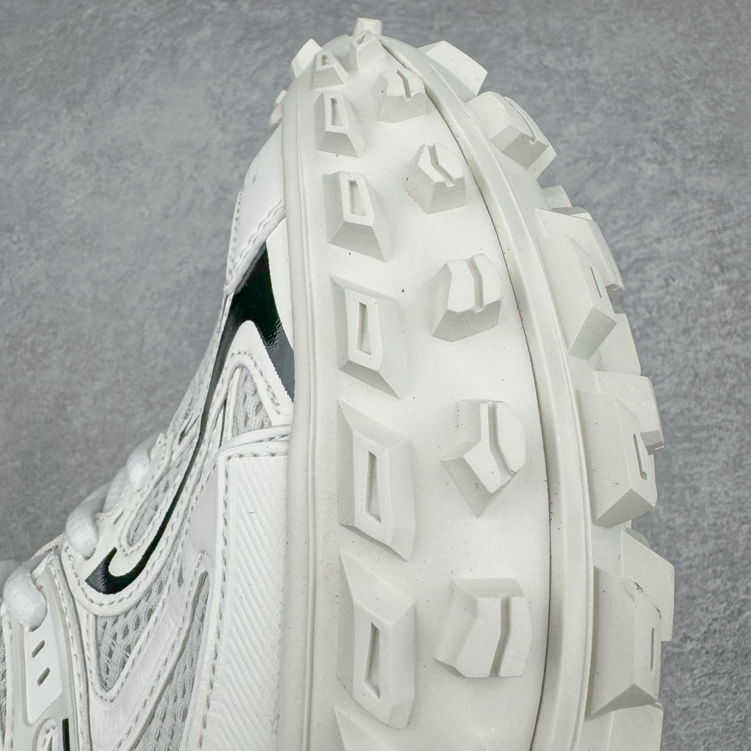 图片[16]-＃XA BALENCIAGA Defender Rubber Platform Sneakers 巴黎世家卫士系列低帮坦克履带轮胎鞋型越野户外增高厚底休闲运动慢跑鞋 男女鞋原楦原纸版开发版型 原版一致配件防尘袋及附送鞋带 1：1比例克重 全掌PU乳胶鞋垫及外观轻度磨损做旧效果 全新开发4层组合夸张轮胎花纹鞋底底部 • 不含皮革• 尼龙和网布材质• 磨损效果 • 夸张轮胎花纹鞋底 • 15毫米足弓 • 鞋舌凹印 Balenciaga 品牌标识 • 鞋头边缘和后帮凹印 Balenciaga 徽标和尺码 • 后帮拉袢 • 中国制造 • 用软布擦拭 材质：60%聚氨酯、28%聚酯纤维、12%尼龙 凭藉特殊外型风靡奢华运动鞋领域的 Balenciaga 在设计总监 Demna Gvasalia的职掌下 不乏吸睛作品 从 Triple S、Track 系列 到 X-Pander以及 Crocs 联名系列 今番再发布引人注目的鞋履 带来最新运动鞋款「Defender」该鞋款于 2022 春夏时装秀上首次曝光 在经典运动鞋基础上加以改造 利用坚固轮胎状单元打造具侵略性的巨大鞋底 立体凸起包覆四周 狂野外型堪称鞋界战车 透过材质比例的拿捏和单纯的用色 在鞋面采用相对柔和的设计 衬出鞋款亮点 偏大一码尺码：35/46-选品中心