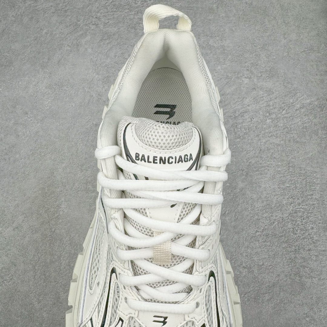 图片[5]-＃XA BALENCIAGA Defender Rubber Platform Sneakers 巴黎世家卫士系列低帮坦克履带轮胎鞋型越野户外增高厚底休闲运动慢跑鞋 男女鞋原楦原纸版开发版型 原版一致配件防尘袋及附送鞋带 1：1比例克重 全掌PU乳胶鞋垫及外观轻度磨损做旧效果 全新开发4层组合夸张轮胎花纹鞋底底部 • 不含皮革• 尼龙和网布材质• 磨损效果 • 夸张轮胎花纹鞋底 • 15毫米足弓 • 鞋舌凹印 Balenciaga 品牌标识 • 鞋头边缘和后帮凹印 Balenciaga 徽标和尺码 • 后帮拉袢 • 中国制造 • 用软布擦拭 材质：60%聚氨酯、28%聚酯纤维、12%尼龙 凭藉特殊外型风靡奢华运动鞋领域的 Balenciaga 在设计总监 Demna Gvasalia的职掌下 不乏吸睛作品 从 Triple S、Track 系列 到 X-Pander以及 Crocs 联名系列 今番再发布引人注目的鞋履 带来最新运动鞋款「Defender」该鞋款于 2022 春夏时装秀上首次曝光 在经典运动鞋基础上加以改造 利用坚固轮胎状单元打造具侵略性的巨大鞋底 立体凸起包覆四周 狂野外型堪称鞋界战车 透过材质比例的拿捏和单纯的用色 在鞋面采用相对柔和的设计 衬出鞋款亮点 偏大一码尺码：35/46-选品中心