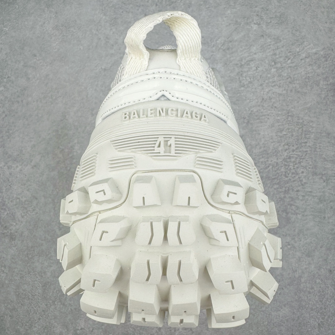 图片[8]-＃XA BALENCIAGA Defender Rubber Platform Sneakers 巴黎世家卫士系列低帮坦克履带轮胎鞋型越野户外增高厚底休闲运动慢跑鞋 男女鞋原楦原纸版开发版型 原版一致配件防尘袋及附送鞋带 1：1比例克重 全掌PU乳胶鞋垫及外观轻度磨损做旧效果 全新开发4层组合夸张轮胎花纹鞋底底部 • 不含皮革• 尼龙和网布材质• 磨损效果 • 夸张轮胎花纹鞋底 • 15毫米足弓 • 鞋舌凹印 Balenciaga 品牌标识 • 鞋头边缘和后帮凹印 Balenciaga 徽标和尺码 • 后帮拉袢 • 中国制造 • 用软布擦拭 材质：60%聚氨酯、28%聚酯纤维、12%尼龙 凭藉特殊外型风靡奢华运动鞋领域的 Balenciaga 在设计总监 Demna Gvasalia的职掌下 不乏吸睛作品 从 Triple S、Track 系列 到 X-Pander以及 Crocs 联名系列 今番再发布引人注目的鞋履 带来最新运动鞋款「Defender」该鞋款于 2022 春夏时装秀上首次曝光 在经典运动鞋基础上加以改造 利用坚固轮胎状单元打造具侵略性的巨大鞋底 立体凸起包覆四周 狂野外型堪称鞋界战车 透过材质比例的拿捏和单纯的用色 在鞋面采用相对柔和的设计 衬出鞋款亮点 偏大一码尺码：35/46-选品中心