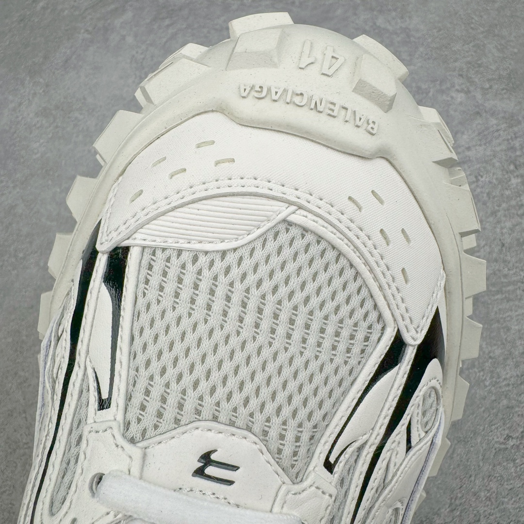 图片[15]-＃XA BALENCIAGA Defender Rubber Platform Sneakers 巴黎世家卫士系列低帮坦克履带轮胎鞋型越野户外增高厚底休闲运动慢跑鞋 男女鞋原楦原纸版开发版型 原版一致配件防尘袋及附送鞋带 1：1比例克重 全掌PU乳胶鞋垫及外观轻度磨损做旧效果 全新开发4层组合夸张轮胎花纹鞋底底部 • 不含皮革• 尼龙和网布材质• 磨损效果 • 夸张轮胎花纹鞋底 • 15毫米足弓 • 鞋舌凹印 Balenciaga 品牌标识 • 鞋头边缘和后帮凹印 Balenciaga 徽标和尺码 • 后帮拉袢 • 中国制造 • 用软布擦拭 材质：60%聚氨酯、28%聚酯纤维、12%尼龙 凭藉特殊外型风靡奢华运动鞋领域的 Balenciaga 在设计总监 Demna Gvasalia的职掌下 不乏吸睛作品 从 Triple S、Track 系列 到 X-Pander以及 Crocs 联名系列 今番再发布引人注目的鞋履 带来最新运动鞋款「Defender」该鞋款于 2022 春夏时装秀上首次曝光 在经典运动鞋基础上加以改造 利用坚固轮胎状单元打造具侵略性的巨大鞋底 立体凸起包覆四周 狂野外型堪称鞋界战车 透过材质比例的拿捏和单纯的用色 在鞋面采用相对柔和的设计 衬出鞋款亮点 偏大一码尺码：35/46-选品中心