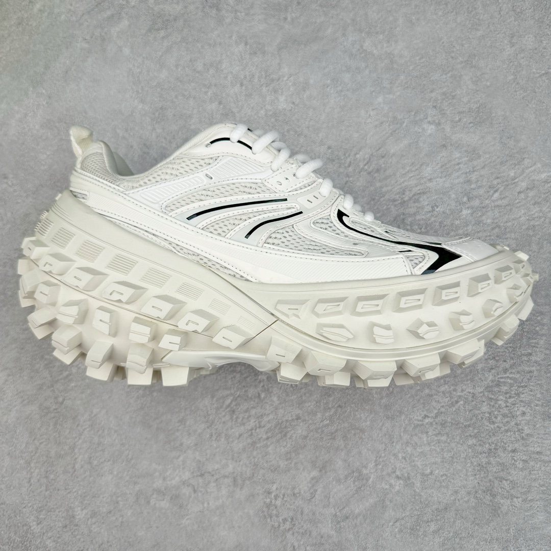 ＃XA BALENCIAGA Defender Rubber Platform Sneakers 巴黎世家卫士系列低帮坦克履带轮胎鞋型越野户外增高厚底休闲运动慢跑鞋 男女鞋原楦原纸版开发版型 原版一致配件防尘袋及附送鞋带 1：1比例克重 全掌PU乳胶鞋垫及外观轻度磨损做旧效果 全新开发4层组合夸张轮胎花纹鞋底底部 • 不含皮革• 尼龙和网布材质• 磨损效果 • 夸张轮胎花纹鞋底 • 15毫米足弓 • 鞋舌凹印 Balenciaga 品牌标识 • 鞋头边缘和后帮凹印 Balenciaga 徽标和尺码 • 后帮拉袢 • 中国制造 • 用软布擦拭 材质：60%聚氨酯、28%聚酯纤维、12%尼龙 凭藉特殊外型风靡奢华运动鞋领域的 Balenciaga 在设计总监 Demna Gvasalia的职掌下 不乏吸睛作品 从 Triple S、Track 系列 到 X-Pander以及 Crocs 联名系列 今番再发布引人注目的鞋履 带来最新运动鞋款「Defender」该鞋款于 2022 春夏时装秀上首次曝光 在经典运动鞋基础上加以改造 利用坚固轮胎状单元打造具侵略性的巨大鞋底 立体凸起包覆四周 狂野外型堪称鞋界战车 透过材质比例的拿捏和单纯的用色 在鞋面采用相对柔和的设计 衬出鞋款亮点 偏大一码尺码：35/46-选品中心