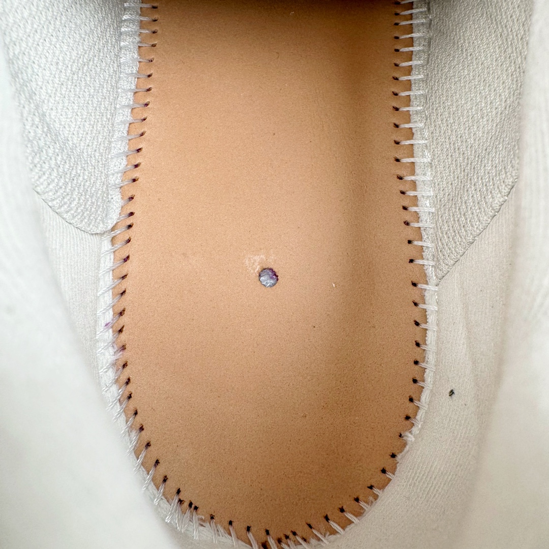 图片[10]-＃XA BALENCIAGA Defender Rubber Platform Sneakers 巴黎世家卫士系列低帮坦克履带轮胎鞋型越野户外增高厚底休闲运动慢跑鞋 男女鞋原楦原纸版开发版型 原版一致配件防尘袋及附送鞋带 1：1比例克重 全掌PU乳胶鞋垫及外观轻度磨损做旧效果 全新开发4层组合夸张轮胎花纹鞋底底部 • 不含皮革• 尼龙和网布材质• 磨损效果 • 夸张轮胎花纹鞋底 • 15毫米足弓 • 鞋舌凹印 Balenciaga 品牌标识 • 鞋头边缘和后帮凹印 Balenciaga 徽标和尺码 • 后帮拉袢 • 中国制造 • 用软布擦拭 材质：60%聚氨酯、28%聚酯纤维、12%尼龙 凭藉特殊外型风靡奢华运动鞋领域的 Balenciaga 在设计总监 Demna Gvasalia的职掌下 不乏吸睛作品 从 Triple S、Track 系列 到 X-Pander以及 Crocs 联名系列 今番再发布引人注目的鞋履 带来最新运动鞋款「Defender」该鞋款于 2022 春夏时装秀上首次曝光 在经典运动鞋基础上加以改造 利用坚固轮胎状单元打造具侵略性的巨大鞋底 立体凸起包覆四周 狂野外型堪称鞋界战车 透过材质比例的拿捏和单纯的用色 在鞋面采用相对柔和的设计 衬出鞋款亮点 偏大一码尺码：35/46-选品中心