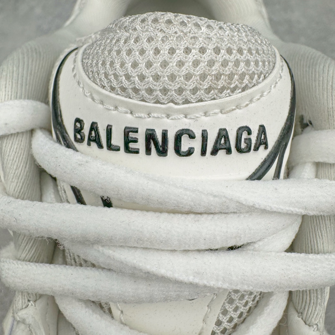 图片[14]-＃XA BALENCIAGA Defender Rubber Platform Sneakers 巴黎世家卫士系列低帮坦克履带轮胎鞋型越野户外增高厚底休闲运动慢跑鞋 男女鞋原楦原纸版开发版型 原版一致配件防尘袋及附送鞋带 1：1比例克重 全掌PU乳胶鞋垫及外观轻度磨损做旧效果 全新开发4层组合夸张轮胎花纹鞋底底部 • 不含皮革• 尼龙和网布材质• 磨损效果 • 夸张轮胎花纹鞋底 • 15毫米足弓 • 鞋舌凹印 Balenciaga 品牌标识 • 鞋头边缘和后帮凹印 Balenciaga 徽标和尺码 • 后帮拉袢 • 中国制造 • 用软布擦拭 材质：60%聚氨酯、28%聚酯纤维、12%尼龙 凭藉特殊外型风靡奢华运动鞋领域的 Balenciaga 在设计总监 Demna Gvasalia的职掌下 不乏吸睛作品 从 Triple S、Track 系列 到 X-Pander以及 Crocs 联名系列 今番再发布引人注目的鞋履 带来最新运动鞋款「Defender」该鞋款于 2022 春夏时装秀上首次曝光 在经典运动鞋基础上加以改造 利用坚固轮胎状单元打造具侵略性的巨大鞋底 立体凸起包覆四周 狂野外型堪称鞋界战车 透过材质比例的拿捏和单纯的用色 在鞋面采用相对柔和的设计 衬出鞋款亮点 偏大一码尺码：35/46-选品中心