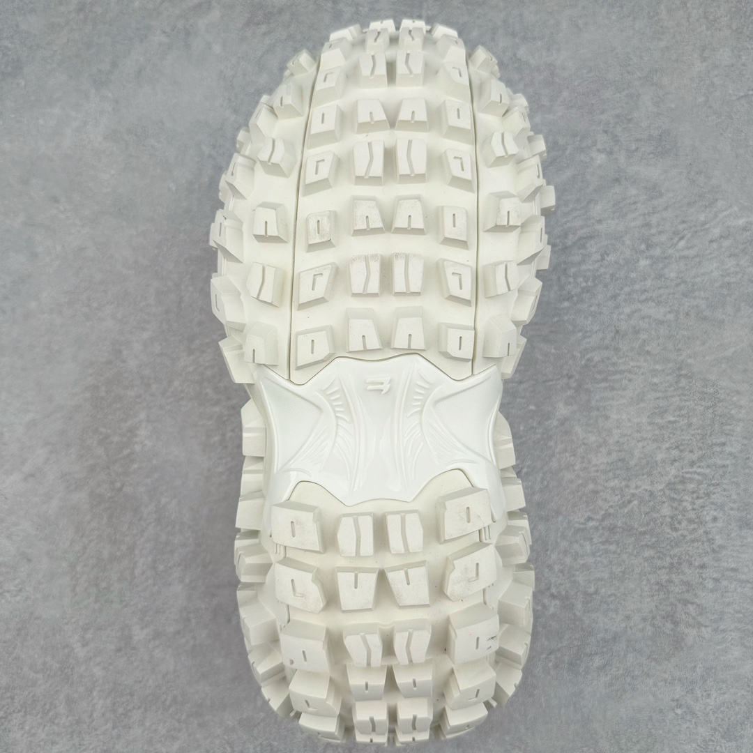 图片[9]-＃XA BALENCIAGA Defender Rubber Platform Sneakers 巴黎世家卫士系列低帮坦克履带轮胎鞋型越野户外增高厚底休闲运动慢跑鞋 男女鞋原楦原纸版开发版型 原版一致配件防尘袋及附送鞋带 1：1比例克重 全掌PU乳胶鞋垫及外观轻度磨损做旧效果 全新开发4层组合夸张轮胎花纹鞋底底部 • 不含皮革• 尼龙和网布材质• 磨损效果 • 夸张轮胎花纹鞋底 • 15毫米足弓 • 鞋舌凹印 Balenciaga 品牌标识 • 鞋头边缘和后帮凹印 Balenciaga 徽标和尺码 • 后帮拉袢 • 中国制造 • 用软布擦拭 材质：60%聚氨酯、28%聚酯纤维、12%尼龙 凭藉特殊外型风靡奢华运动鞋领域的 Balenciaga 在设计总监 Demna Gvasalia的职掌下 不乏吸睛作品 从 Triple S、Track 系列 到 X-Pander以及 Crocs 联名系列 今番再发布引人注目的鞋履 带来最新运动鞋款「Defender」该鞋款于 2022 春夏时装秀上首次曝光 在经典运动鞋基础上加以改造 利用坚固轮胎状单元打造具侵略性的巨大鞋底 立体凸起包覆四周 狂野外型堪称鞋界战车 透过材质比例的拿捏和单纯的用色 在鞋面采用相对柔和的设计 衬出鞋款亮点 偏大一码尺码：35/46-选品中心