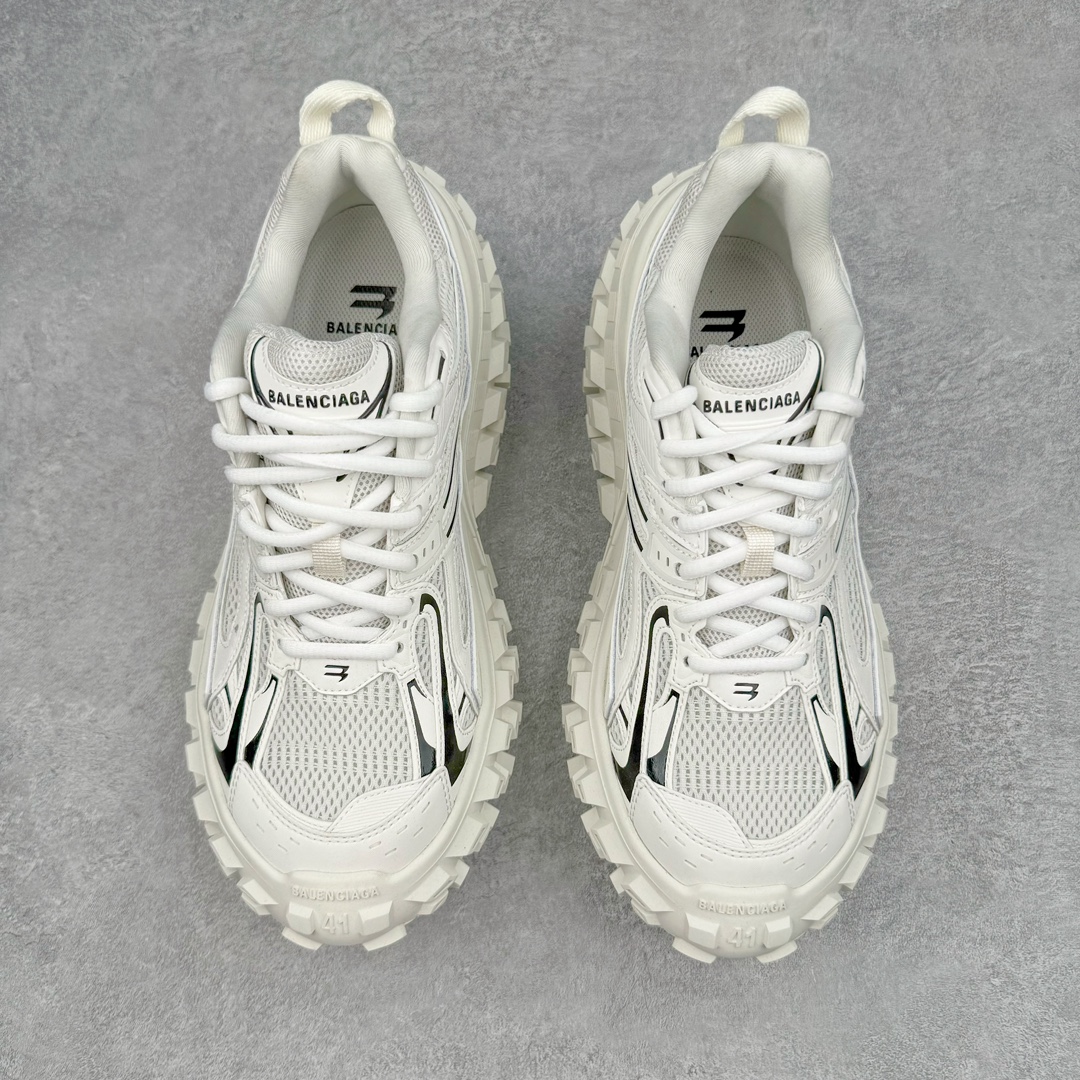 图片[2]-＃XA BALENCIAGA Defender Rubber Platform Sneakers 巴黎世家卫士系列低帮坦克履带轮胎鞋型越野户外增高厚底休闲运动慢跑鞋 男女鞋原楦原纸版开发版型 原版一致配件防尘袋及附送鞋带 1：1比例克重 全掌PU乳胶鞋垫及外观轻度磨损做旧效果 全新开发4层组合夸张轮胎花纹鞋底底部 • 不含皮革• 尼龙和网布材质• 磨损效果 • 夸张轮胎花纹鞋底 • 15毫米足弓 • 鞋舌凹印 Balenciaga 品牌标识 • 鞋头边缘和后帮凹印 Balenciaga 徽标和尺码 • 后帮拉袢 • 中国制造 • 用软布擦拭 材质：60%聚氨酯、28%聚酯纤维、12%尼龙 凭藉特殊外型风靡奢华运动鞋领域的 Balenciaga 在设计总监 Demna Gvasalia的职掌下 不乏吸睛作品 从 Triple S、Track 系列 到 X-Pander以及 Crocs 联名系列 今番再发布引人注目的鞋履 带来最新运动鞋款「Defender」该鞋款于 2022 春夏时装秀上首次曝光 在经典运动鞋基础上加以改造 利用坚固轮胎状单元打造具侵略性的巨大鞋底 立体凸起包覆四周 狂野外型堪称鞋界战车 透过材质比例的拿捏和单纯的用色 在鞋面采用相对柔和的设计 衬出鞋款亮点 偏大一码尺码：35/46-选品中心