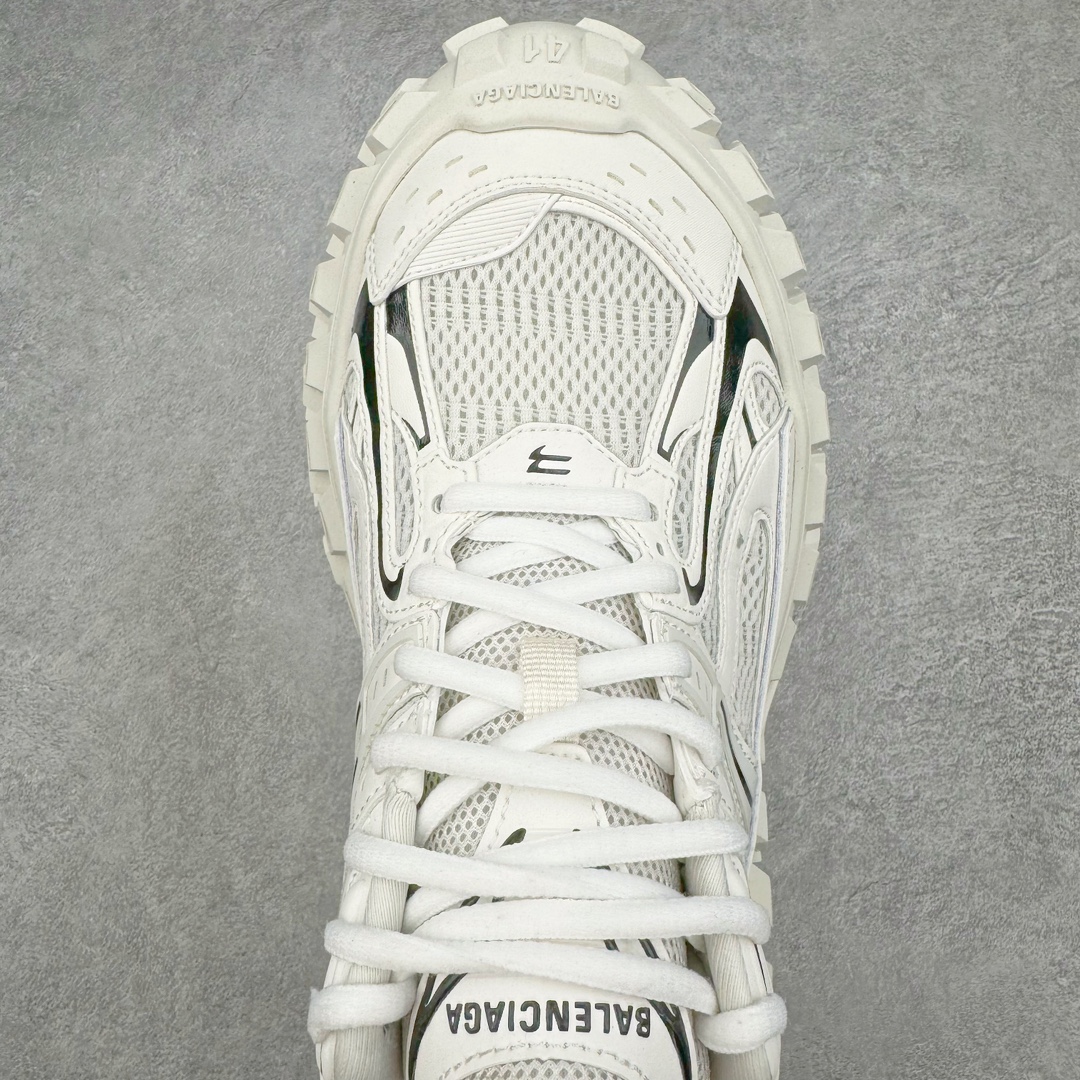 图片[4]-＃XA BALENCIAGA Defender Rubber Platform Sneakers 巴黎世家卫士系列低帮坦克履带轮胎鞋型越野户外增高厚底休闲运动慢跑鞋 男女鞋原楦原纸版开发版型 原版一致配件防尘袋及附送鞋带 1：1比例克重 全掌PU乳胶鞋垫及外观轻度磨损做旧效果 全新开发4层组合夸张轮胎花纹鞋底底部 • 不含皮革• 尼龙和网布材质• 磨损效果 • 夸张轮胎花纹鞋底 • 15毫米足弓 • 鞋舌凹印 Balenciaga 品牌标识 • 鞋头边缘和后帮凹印 Balenciaga 徽标和尺码 • 后帮拉袢 • 中国制造 • 用软布擦拭 材质：60%聚氨酯、28%聚酯纤维、12%尼龙 凭藉特殊外型风靡奢华运动鞋领域的 Balenciaga 在设计总监 Demna Gvasalia的职掌下 不乏吸睛作品 从 Triple S、Track 系列 到 X-Pander以及 Crocs 联名系列 今番再发布引人注目的鞋履 带来最新运动鞋款「Defender」该鞋款于 2022 春夏时装秀上首次曝光 在经典运动鞋基础上加以改造 利用坚固轮胎状单元打造具侵略性的巨大鞋底 立体凸起包覆四周 狂野外型堪称鞋界战车 透过材质比例的拿捏和单纯的用色 在鞋面采用相对柔和的设计 衬出鞋款亮点 偏大一码尺码：35/46-选品中心