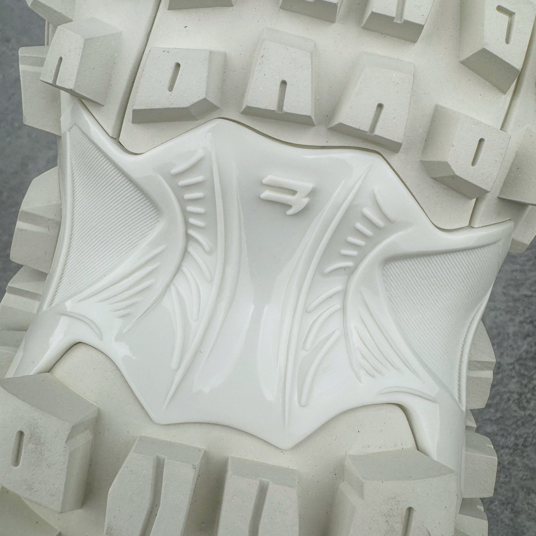 图片[18]-＃XA BALENCIAGA Defender Rubber Platform Sneakers 巴黎世家卫士系列低帮坦克履带轮胎鞋型越野户外增高厚底休闲运动慢跑鞋 男女鞋原楦原纸版开发版型 原版一致配件防尘袋及附送鞋带 1：1比例克重 全掌PU乳胶鞋垫及外观轻度磨损做旧效果 全新开发4层组合夸张轮胎花纹鞋底底部 • 不含皮革• 尼龙和网布材质• 磨损效果 • 夸张轮胎花纹鞋底 • 15毫米足弓 • 鞋舌凹印 Balenciaga 品牌标识 • 鞋头边缘和后帮凹印 Balenciaga 徽标和尺码 • 后帮拉袢 • 中国制造 • 用软布擦拭 材质：60%聚氨酯、28%聚酯纤维、12%尼龙 凭藉特殊外型风靡奢华运动鞋领域的 Balenciaga 在设计总监 Demna Gvasalia的职掌下 不乏吸睛作品 从 Triple S、Track 系列 到 X-Pander以及 Crocs 联名系列 今番再发布引人注目的鞋履 带来最新运动鞋款「Defender」该鞋款于 2022 春夏时装秀上首次曝光 在经典运动鞋基础上加以改造 利用坚固轮胎状单元打造具侵略性的巨大鞋底 立体凸起包覆四周 狂野外型堪称鞋界战车 透过材质比例的拿捏和单纯的用色 在鞋面采用相对柔和的设计 衬出鞋款亮点 偏大一码尺码：35/46-选品中心