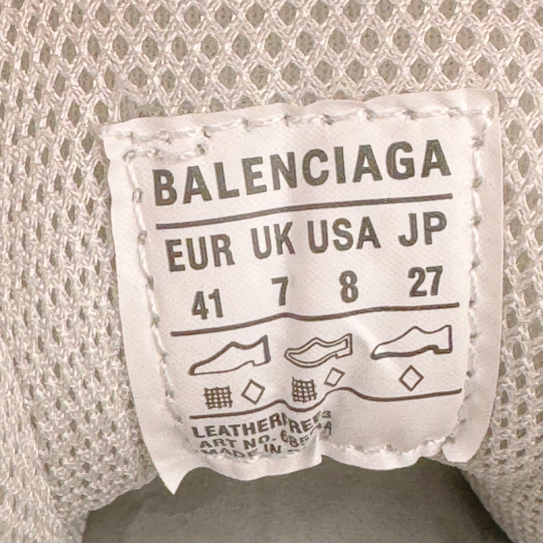 图片[11]-＃XA BALENCIAGA Defender Rubber Platform Sneakers 巴黎世家卫士系列低帮坦克履带轮胎鞋型越野户外增高厚底休闲运动慢跑鞋 男女鞋原楦原纸版开发版型 原版一致配件防尘袋及附送鞋带 1：1比例克重 全掌PU乳胶鞋垫及外观轻度磨损做旧效果 全新开发4层组合夸张轮胎花纹鞋底底部 • 不含皮革• 尼龙和网布材质• 磨损效果 • 夸张轮胎花纹鞋底 • 15毫米足弓 • 鞋舌凹印 Balenciaga 品牌标识 • 鞋头边缘和后帮凹印 Balenciaga 徽标和尺码 • 后帮拉袢 • 中国制造 • 用软布擦拭 材质：60%聚氨酯、28%聚酯纤维、12%尼龙 凭藉特殊外型风靡奢华运动鞋领域的 Balenciaga 在设计总监 Demna Gvasalia的职掌下 不乏吸睛作品 从 Triple S、Track 系列 到 X-Pander以及 Crocs 联名系列 今番再发布引人注目的鞋履 带来最新运动鞋款「Defender」该鞋款于 2022 春夏时装秀上首次曝光 在经典运动鞋基础上加以改造 利用坚固轮胎状单元打造具侵略性的巨大鞋底 立体凸起包覆四周 狂野外型堪称鞋界战车 透过材质比例的拿捏和单纯的用色 在鞋面采用相对柔和的设计 衬出鞋款亮点 偏大一码尺码：35/46-选品中心