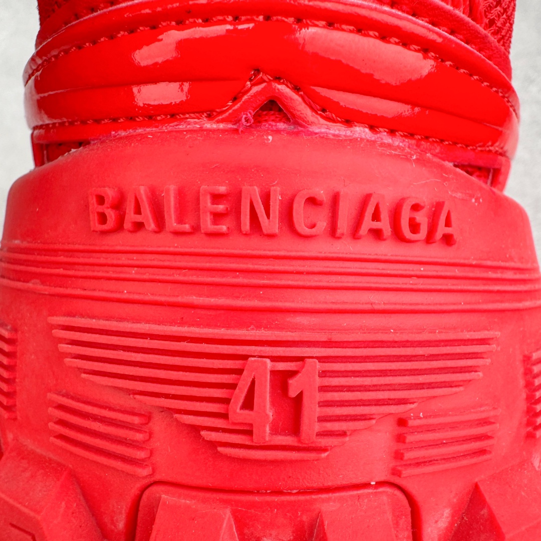 图片[11]-＃XA BALENCIAGA Defender Rubber Platform Sneakers 巴黎世家卫士系列低帮坦克履带轮胎鞋型越野户外增高厚底休闲运动慢跑鞋 男女鞋原楦原纸版开发版型 原版一致配件防尘袋及附送鞋带 1：1比例克重 全掌PU乳胶鞋垫及外观轻度磨损做旧效果 全新开发4层组合夸张轮胎花纹鞋底底部 • 不含皮革• 尼龙和网布材质• 磨损效果 • 夸张轮胎花纹鞋底 • 15毫米足弓 • 鞋舌凹印 Balenciaga 品牌标识 • 鞋头边缘和后帮凹印 Balenciaga 徽标和尺码 • 后帮拉袢 • 中国制造 • 用软布擦拭 材质：60%聚氨酯、28%聚酯纤维、12%尼龙 凭藉特殊外型风靡奢华运动鞋领域的 Balenciaga 在设计总监 Demna Gvasalia的职掌下 不乏吸睛作品 从 Triple S、Track 系列 到 X-Pander以及 Crocs 联名系列 今番再发布引人注目的鞋履 带来最新运动鞋款「Defender」该鞋款于 2022 春夏时装秀上首次曝光 在经典运动鞋基础上加以改造 利用坚固轮胎状单元打造具侵略性的巨大鞋底 立体凸起包覆四周 狂野外型堪称鞋界战车 透过材质比例的拿捏和单纯的用色 在鞋面采用相对柔和的设计 衬出鞋款亮点 偏大一码尺码：35/46-选品中心