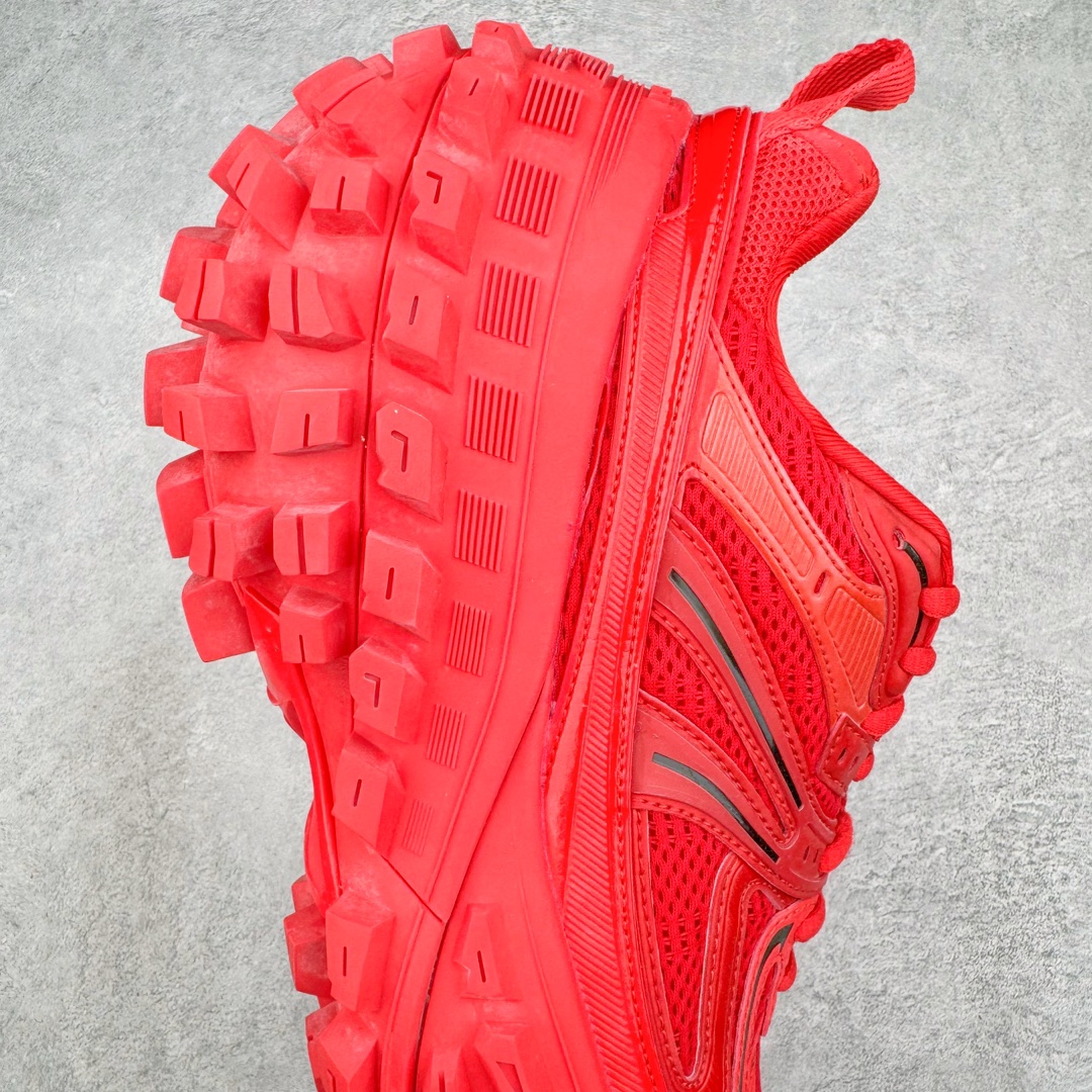 图片[6]-＃XA BALENCIAGA Defender Rubber Platform Sneakers 巴黎世家卫士系列低帮坦克履带轮胎鞋型越野户外增高厚底休闲运动慢跑鞋 男女鞋原楦原纸版开发版型 原版一致配件防尘袋及附送鞋带 1：1比例克重 全掌PU乳胶鞋垫及外观轻度磨损做旧效果 全新开发4层组合夸张轮胎花纹鞋底底部 • 不含皮革• 尼龙和网布材质• 磨损效果 • 夸张轮胎花纹鞋底 • 15毫米足弓 • 鞋舌凹印 Balenciaga 品牌标识 • 鞋头边缘和后帮凹印 Balenciaga 徽标和尺码 • 后帮拉袢 • 中国制造 • 用软布擦拭 材质：60%聚氨酯、28%聚酯纤维、12%尼龙 凭藉特殊外型风靡奢华运动鞋领域的 Balenciaga 在设计总监 Demna Gvasalia的职掌下 不乏吸睛作品 从 Triple S、Track 系列 到 X-Pander以及 Crocs 联名系列 今番再发布引人注目的鞋履 带来最新运动鞋款「Defender」该鞋款于 2022 春夏时装秀上首次曝光 在经典运动鞋基础上加以改造 利用坚固轮胎状单元打造具侵略性的巨大鞋底 立体凸起包覆四周 狂野外型堪称鞋界战车 透过材质比例的拿捏和单纯的用色 在鞋面采用相对柔和的设计 衬出鞋款亮点 偏大一码尺码：35/46-选品中心