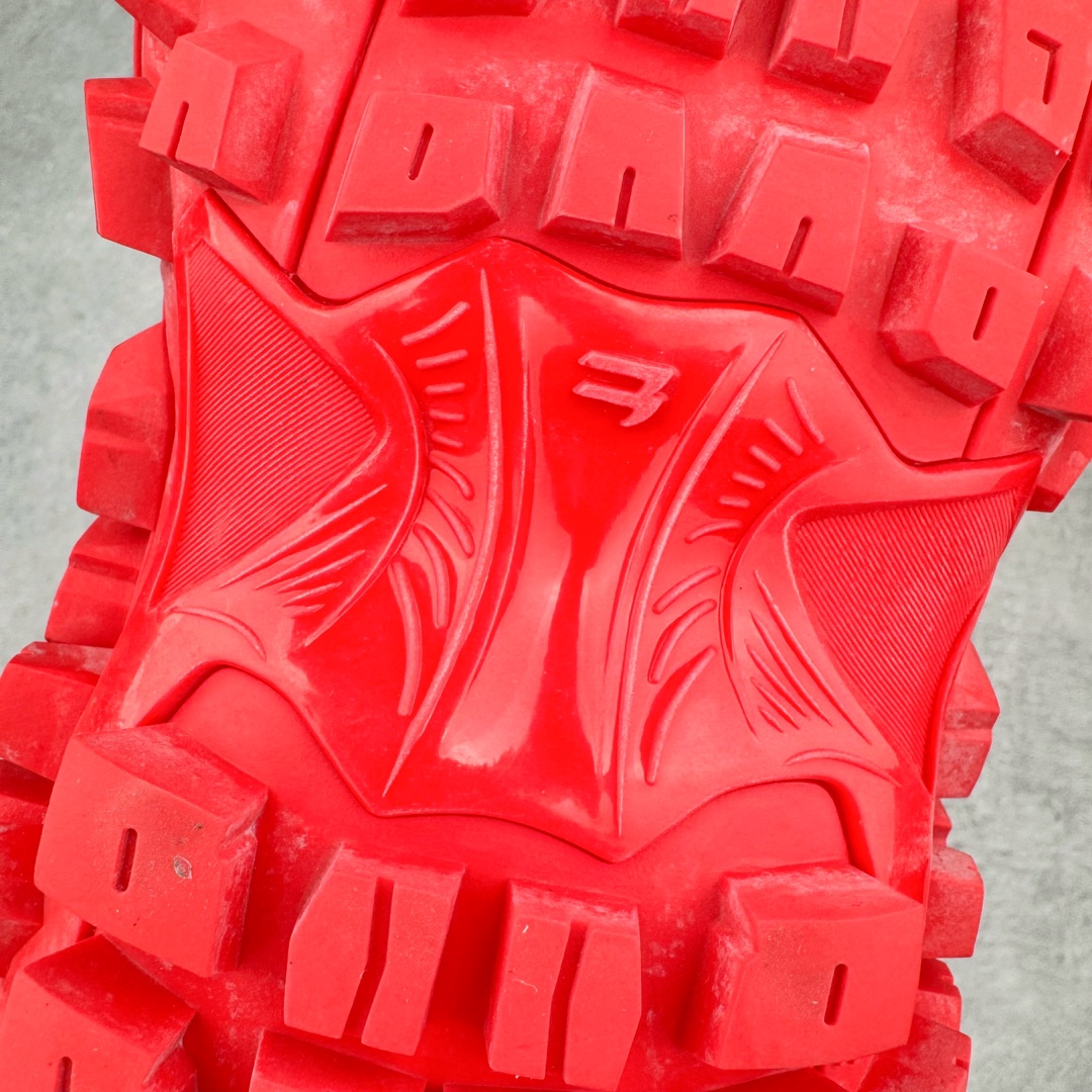 图片[19]-＃XA BALENCIAGA Defender Rubber Platform Sneakers 巴黎世家卫士系列低帮坦克履带轮胎鞋型越野户外增高厚底休闲运动慢跑鞋 男女鞋原楦原纸版开发版型 原版一致配件防尘袋及附送鞋带 1：1比例克重 全掌PU乳胶鞋垫及外观轻度磨损做旧效果 全新开发4层组合夸张轮胎花纹鞋底底部 • 不含皮革• 尼龙和网布材质• 磨损效果 • 夸张轮胎花纹鞋底 • 15毫米足弓 • 鞋舌凹印 Balenciaga 品牌标识 • 鞋头边缘和后帮凹印 Balenciaga 徽标和尺码 • 后帮拉袢 • 中国制造 • 用软布擦拭 材质：60%聚氨酯、28%聚酯纤维、12%尼龙 凭藉特殊外型风靡奢华运动鞋领域的 Balenciaga 在设计总监 Demna Gvasalia的职掌下 不乏吸睛作品 从 Triple S、Track 系列 到 X-Pander以及 Crocs 联名系列 今番再发布引人注目的鞋履 带来最新运动鞋款「Defender」该鞋款于 2022 春夏时装秀上首次曝光 在经典运动鞋基础上加以改造 利用坚固轮胎状单元打造具侵略性的巨大鞋底 立体凸起包覆四周 狂野外型堪称鞋界战车 透过材质比例的拿捏和单纯的用色 在鞋面采用相对柔和的设计 衬出鞋款亮点 偏大一码尺码：35/46-选品中心