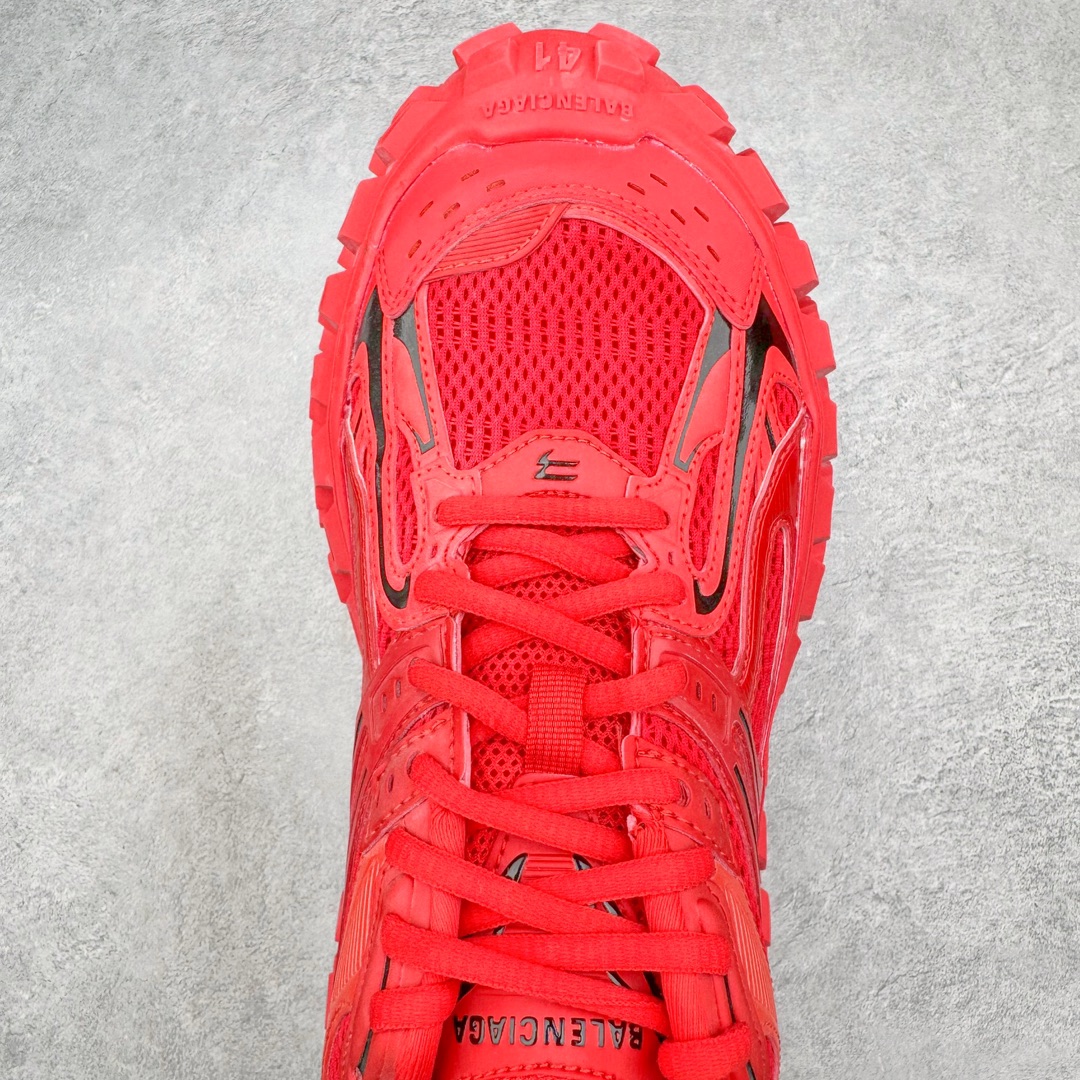 图片[4]-＃XA BALENCIAGA Defender Rubber Platform Sneakers 巴黎世家卫士系列低帮坦克履带轮胎鞋型越野户外增高厚底休闲运动慢跑鞋 男女鞋原楦原纸版开发版型 原版一致配件防尘袋及附送鞋带 1：1比例克重 全掌PU乳胶鞋垫及外观轻度磨损做旧效果 全新开发4层组合夸张轮胎花纹鞋底底部 • 不含皮革• 尼龙和网布材质• 磨损效果 • 夸张轮胎花纹鞋底 • 15毫米足弓 • 鞋舌凹印 Balenciaga 品牌标识 • 鞋头边缘和后帮凹印 Balenciaga 徽标和尺码 • 后帮拉袢 • 中国制造 • 用软布擦拭 材质：60%聚氨酯、28%聚酯纤维、12%尼龙 凭藉特殊外型风靡奢华运动鞋领域的 Balenciaga 在设计总监 Demna Gvasalia的职掌下 不乏吸睛作品 从 Triple S、Track 系列 到 X-Pander以及 Crocs 联名系列 今番再发布引人注目的鞋履 带来最新运动鞋款「Defender」该鞋款于 2022 春夏时装秀上首次曝光 在经典运动鞋基础上加以改造 利用坚固轮胎状单元打造具侵略性的巨大鞋底 立体凸起包覆四周 狂野外型堪称鞋界战车 透过材质比例的拿捏和单纯的用色 在鞋面采用相对柔和的设计 衬出鞋款亮点 偏大一码尺码：35/46-选品中心