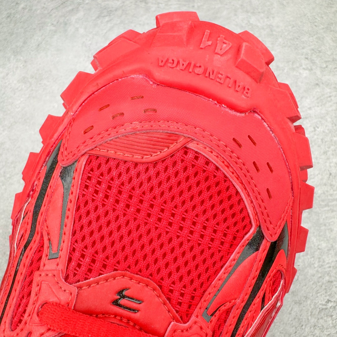 图片[16]-＃XA BALENCIAGA Defender Rubber Platform Sneakers 巴黎世家卫士系列低帮坦克履带轮胎鞋型越野户外增高厚底休闲运动慢跑鞋 男女鞋原楦原纸版开发版型 原版一致配件防尘袋及附送鞋带 1：1比例克重 全掌PU乳胶鞋垫及外观轻度磨损做旧效果 全新开发4层组合夸张轮胎花纹鞋底底部 • 不含皮革• 尼龙和网布材质• 磨损效果 • 夸张轮胎花纹鞋底 • 15毫米足弓 • 鞋舌凹印 Balenciaga 品牌标识 • 鞋头边缘和后帮凹印 Balenciaga 徽标和尺码 • 后帮拉袢 • 中国制造 • 用软布擦拭 材质：60%聚氨酯、28%聚酯纤维、12%尼龙 凭藉特殊外型风靡奢华运动鞋领域的 Balenciaga 在设计总监 Demna Gvasalia的职掌下 不乏吸睛作品 从 Triple S、Track 系列 到 X-Pander以及 Crocs 联名系列 今番再发布引人注目的鞋履 带来最新运动鞋款「Defender」该鞋款于 2022 春夏时装秀上首次曝光 在经典运动鞋基础上加以改造 利用坚固轮胎状单元打造具侵略性的巨大鞋底 立体凸起包覆四周 狂野外型堪称鞋界战车 透过材质比例的拿捏和单纯的用色 在鞋面采用相对柔和的设计 衬出鞋款亮点 偏大一码尺码：35/46-选品中心
