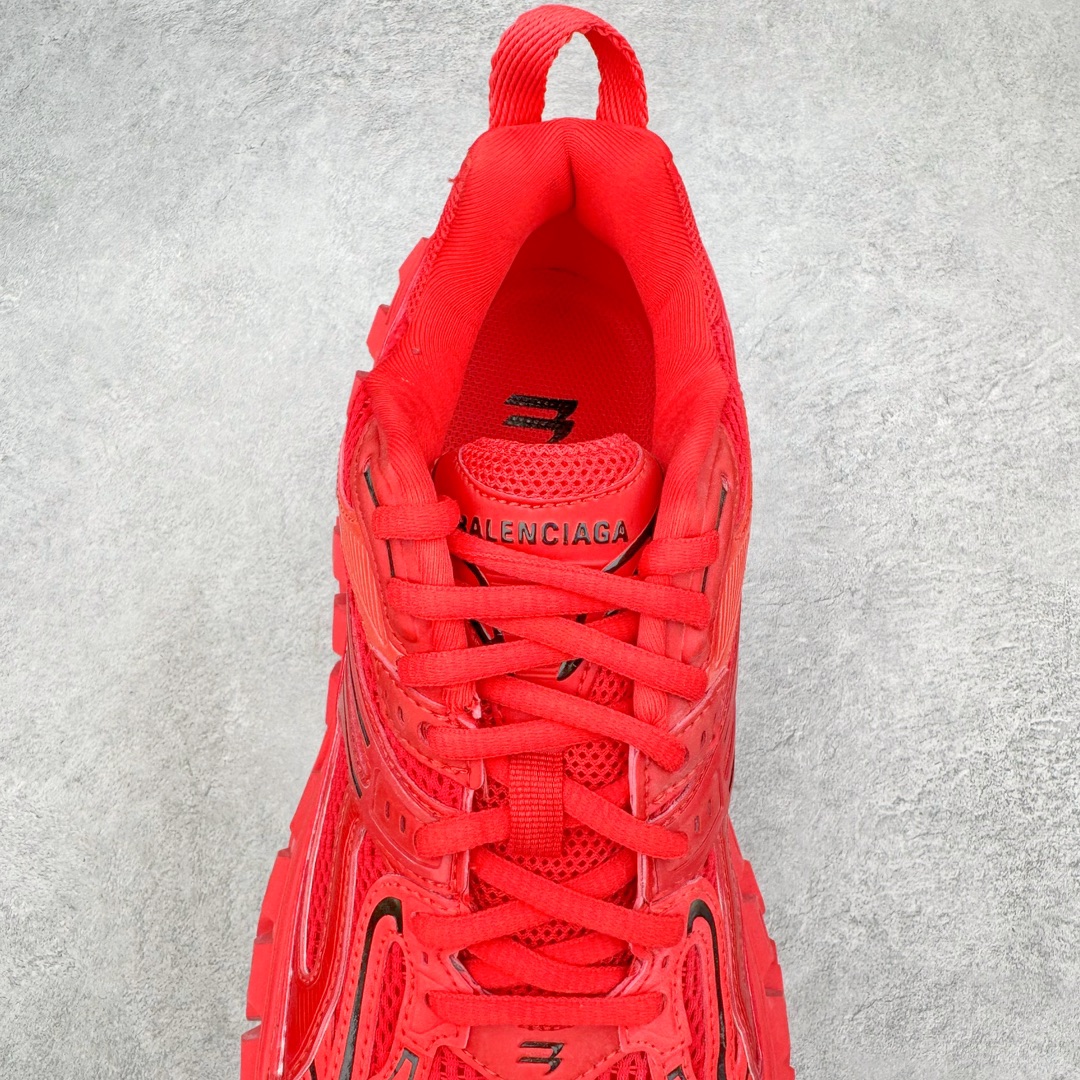 图片[5]-＃XA BALENCIAGA Defender Rubber Platform Sneakers 巴黎世家卫士系列低帮坦克履带轮胎鞋型越野户外增高厚底休闲运动慢跑鞋 男女鞋原楦原纸版开发版型 原版一致配件防尘袋及附送鞋带 1：1比例克重 全掌PU乳胶鞋垫及外观轻度磨损做旧效果 全新开发4层组合夸张轮胎花纹鞋底底部 • 不含皮革• 尼龙和网布材质• 磨损效果 • 夸张轮胎花纹鞋底 • 15毫米足弓 • 鞋舌凹印 Balenciaga 品牌标识 • 鞋头边缘和后帮凹印 Balenciaga 徽标和尺码 • 后帮拉袢 • 中国制造 • 用软布擦拭 材质：60%聚氨酯、28%聚酯纤维、12%尼龙 凭藉特殊外型风靡奢华运动鞋领域的 Balenciaga 在设计总监 Demna Gvasalia的职掌下 不乏吸睛作品 从 Triple S、Track 系列 到 X-Pander以及 Crocs 联名系列 今番再发布引人注目的鞋履 带来最新运动鞋款「Defender」该鞋款于 2022 春夏时装秀上首次曝光 在经典运动鞋基础上加以改造 利用坚固轮胎状单元打造具侵略性的巨大鞋底 立体凸起包覆四周 狂野外型堪称鞋界战车 透过材质比例的拿捏和单纯的用色 在鞋面采用相对柔和的设计 衬出鞋款亮点 偏大一码尺码：35/46-选品中心