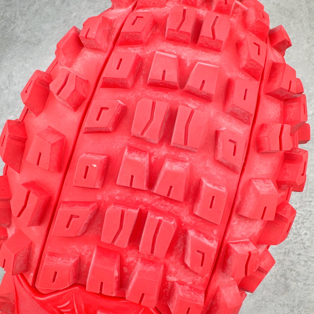 图片[18]-＃XA BALENCIAGA Defender Rubber Platform Sneakers 巴黎世家卫士系列低帮坦克履带轮胎鞋型越野户外增高厚底休闲运动慢跑鞋 男女鞋原楦原纸版开发版型 原版一致配件防尘袋及附送鞋带 1：1比例克重 全掌PU乳胶鞋垫及外观轻度磨损做旧效果 全新开发4层组合夸张轮胎花纹鞋底底部 • 不含皮革• 尼龙和网布材质• 磨损效果 • 夸张轮胎花纹鞋底 • 15毫米足弓 • 鞋舌凹印 Balenciaga 品牌标识 • 鞋头边缘和后帮凹印 Balenciaga 徽标和尺码 • 后帮拉袢 • 中国制造 • 用软布擦拭 材质：60%聚氨酯、28%聚酯纤维、12%尼龙 凭藉特殊外型风靡奢华运动鞋领域的 Balenciaga 在设计总监 Demna Gvasalia的职掌下 不乏吸睛作品 从 Triple S、Track 系列 到 X-Pander以及 Crocs 联名系列 今番再发布引人注目的鞋履 带来最新运动鞋款「Defender」该鞋款于 2022 春夏时装秀上首次曝光 在经典运动鞋基础上加以改造 利用坚固轮胎状单元打造具侵略性的巨大鞋底 立体凸起包覆四周 狂野外型堪称鞋界战车 透过材质比例的拿捏和单纯的用色 在鞋面采用相对柔和的设计 衬出鞋款亮点 偏大一码尺码：35/46-选品中心