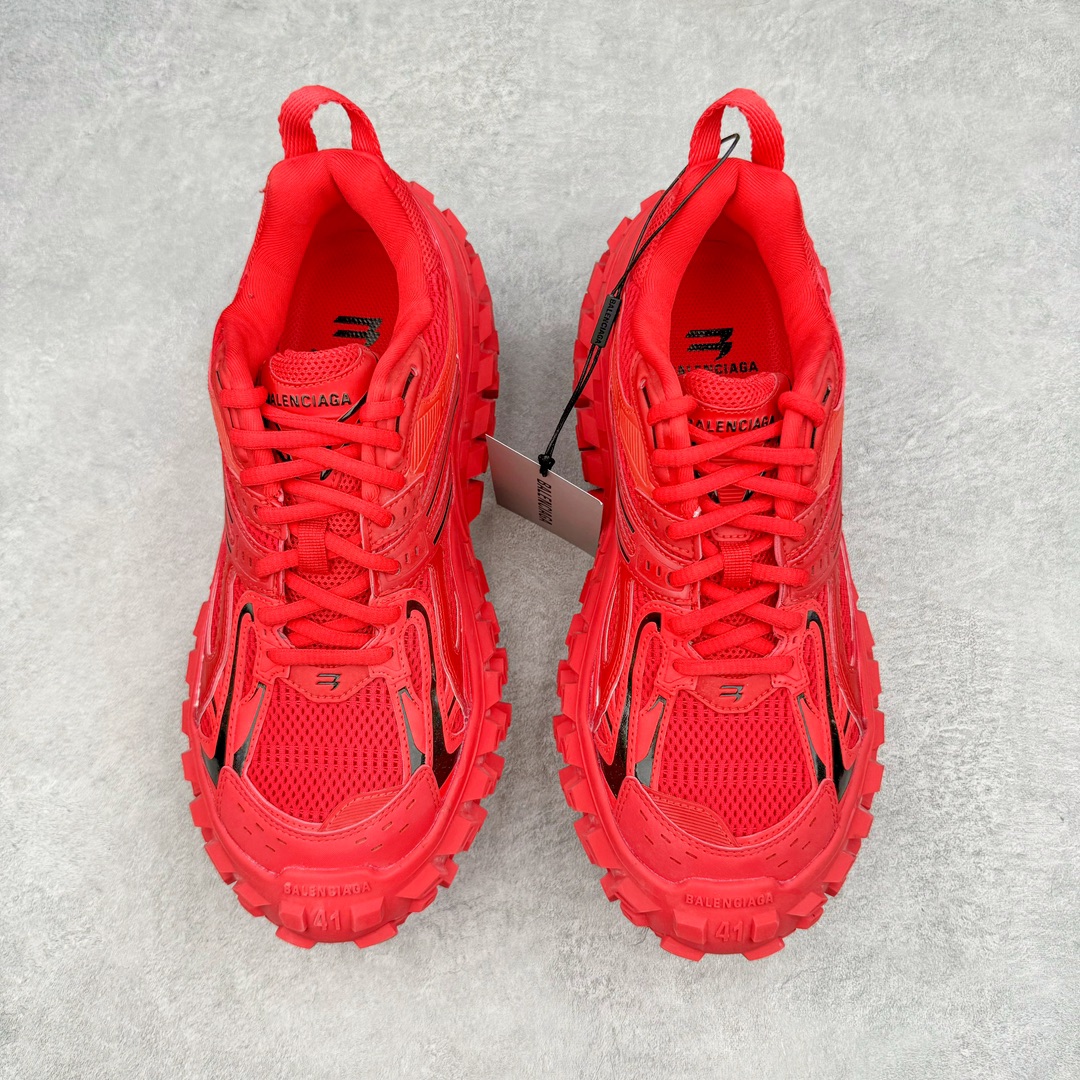 图片[2]-＃XA BALENCIAGA Defender Rubber Platform Sneakers 巴黎世家卫士系列低帮坦克履带轮胎鞋型越野户外增高厚底休闲运动慢跑鞋 男女鞋原楦原纸版开发版型 原版一致配件防尘袋及附送鞋带 1：1比例克重 全掌PU乳胶鞋垫及外观轻度磨损做旧效果 全新开发4层组合夸张轮胎花纹鞋底底部 • 不含皮革• 尼龙和网布材质• 磨损效果 • 夸张轮胎花纹鞋底 • 15毫米足弓 • 鞋舌凹印 Balenciaga 品牌标识 • 鞋头边缘和后帮凹印 Balenciaga 徽标和尺码 • 后帮拉袢 • 中国制造 • 用软布擦拭 材质：60%聚氨酯、28%聚酯纤维、12%尼龙 凭藉特殊外型风靡奢华运动鞋领域的 Balenciaga 在设计总监 Demna Gvasalia的职掌下 不乏吸睛作品 从 Triple S、Track 系列 到 X-Pander以及 Crocs 联名系列 今番再发布引人注目的鞋履 带来最新运动鞋款「Defender」该鞋款于 2022 春夏时装秀上首次曝光 在经典运动鞋基础上加以改造 利用坚固轮胎状单元打造具侵略性的巨大鞋底 立体凸起包覆四周 狂野外型堪称鞋界战车 透过材质比例的拿捏和单纯的用色 在鞋面采用相对柔和的设计 衬出鞋款亮点 偏大一码尺码：35/46-选品中心