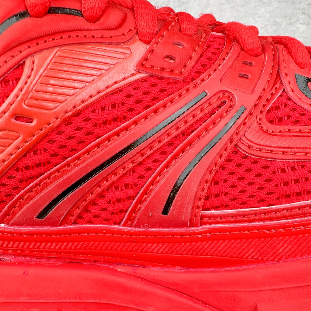 图片[15]-＃XA BALENCIAGA Defender Rubber Platform Sneakers 巴黎世家卫士系列低帮坦克履带轮胎鞋型越野户外增高厚底休闲运动慢跑鞋 男女鞋原楦原纸版开发版型 原版一致配件防尘袋及附送鞋带 1：1比例克重 全掌PU乳胶鞋垫及外观轻度磨损做旧效果 全新开发4层组合夸张轮胎花纹鞋底底部 • 不含皮革• 尼龙和网布材质• 磨损效果 • 夸张轮胎花纹鞋底 • 15毫米足弓 • 鞋舌凹印 Balenciaga 品牌标识 • 鞋头边缘和后帮凹印 Balenciaga 徽标和尺码 • 后帮拉袢 • 中国制造 • 用软布擦拭 材质：60%聚氨酯、28%聚酯纤维、12%尼龙 凭藉特殊外型风靡奢华运动鞋领域的 Balenciaga 在设计总监 Demna Gvasalia的职掌下 不乏吸睛作品 从 Triple S、Track 系列 到 X-Pander以及 Crocs 联名系列 今番再发布引人注目的鞋履 带来最新运动鞋款「Defender」该鞋款于 2022 春夏时装秀上首次曝光 在经典运动鞋基础上加以改造 利用坚固轮胎状单元打造具侵略性的巨大鞋底 立体凸起包覆四周 狂野外型堪称鞋界战车 透过材质比例的拿捏和单纯的用色 在鞋面采用相对柔和的设计 衬出鞋款亮点 偏大一码尺码：35/46-选品中心