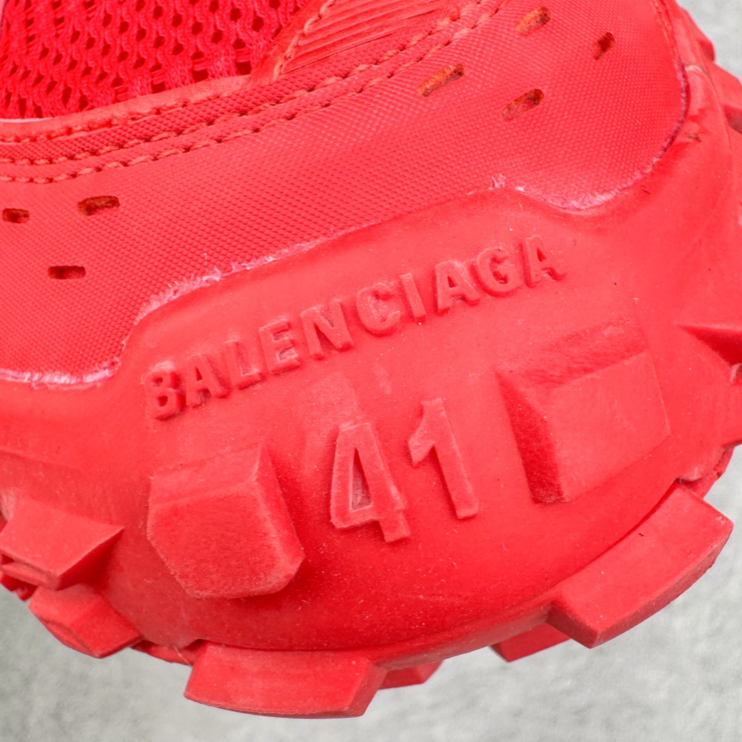 图片[10]-＃XA BALENCIAGA Defender Rubber Platform Sneakers 巴黎世家卫士系列低帮坦克履带轮胎鞋型越野户外增高厚底休闲运动慢跑鞋 男女鞋原楦原纸版开发版型 原版一致配件防尘袋及附送鞋带 1：1比例克重 全掌PU乳胶鞋垫及外观轻度磨损做旧效果 全新开发4层组合夸张轮胎花纹鞋底底部 • 不含皮革• 尼龙和网布材质• 磨损效果 • 夸张轮胎花纹鞋底 • 15毫米足弓 • 鞋舌凹印 Balenciaga 品牌标识 • 鞋头边缘和后帮凹印 Balenciaga 徽标和尺码 • 后帮拉袢 • 中国制造 • 用软布擦拭 材质：60%聚氨酯、28%聚酯纤维、12%尼龙 凭藉特殊外型风靡奢华运动鞋领域的 Balenciaga 在设计总监 Demna Gvasalia的职掌下 不乏吸睛作品 从 Triple S、Track 系列 到 X-Pander以及 Crocs 联名系列 今番再发布引人注目的鞋履 带来最新运动鞋款「Defender」该鞋款于 2022 春夏时装秀上首次曝光 在经典运动鞋基础上加以改造 利用坚固轮胎状单元打造具侵略性的巨大鞋底 立体凸起包覆四周 狂野外型堪称鞋界战车 透过材质比例的拿捏和单纯的用色 在鞋面采用相对柔和的设计 衬出鞋款亮点 偏大一码尺码：35/46-选品中心