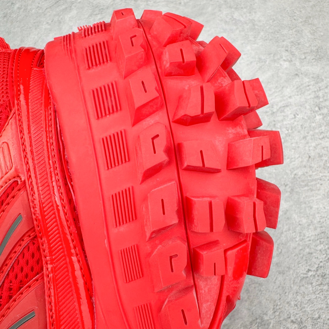 图片[12]-＃XA BALENCIAGA Defender Rubber Platform Sneakers 巴黎世家卫士系列低帮坦克履带轮胎鞋型越野户外增高厚底休闲运动慢跑鞋 男女鞋原楦原纸版开发版型 原版一致配件防尘袋及附送鞋带 1：1比例克重 全掌PU乳胶鞋垫及外观轻度磨损做旧效果 全新开发4层组合夸张轮胎花纹鞋底底部 • 不含皮革• 尼龙和网布材质• 磨损效果 • 夸张轮胎花纹鞋底 • 15毫米足弓 • 鞋舌凹印 Balenciaga 品牌标识 • 鞋头边缘和后帮凹印 Balenciaga 徽标和尺码 • 后帮拉袢 • 中国制造 • 用软布擦拭 材质：60%聚氨酯、28%聚酯纤维、12%尼龙 凭藉特殊外型风靡奢华运动鞋领域的 Balenciaga 在设计总监 Demna Gvasalia的职掌下 不乏吸睛作品 从 Triple S、Track 系列 到 X-Pander以及 Crocs 联名系列 今番再发布引人注目的鞋履 带来最新运动鞋款「Defender」该鞋款于 2022 春夏时装秀上首次曝光 在经典运动鞋基础上加以改造 利用坚固轮胎状单元打造具侵略性的巨大鞋底 立体凸起包覆四周 狂野外型堪称鞋界战车 透过材质比例的拿捏和单纯的用色 在鞋面采用相对柔和的设计 衬出鞋款亮点 偏大一码尺码：35/46-选品中心
