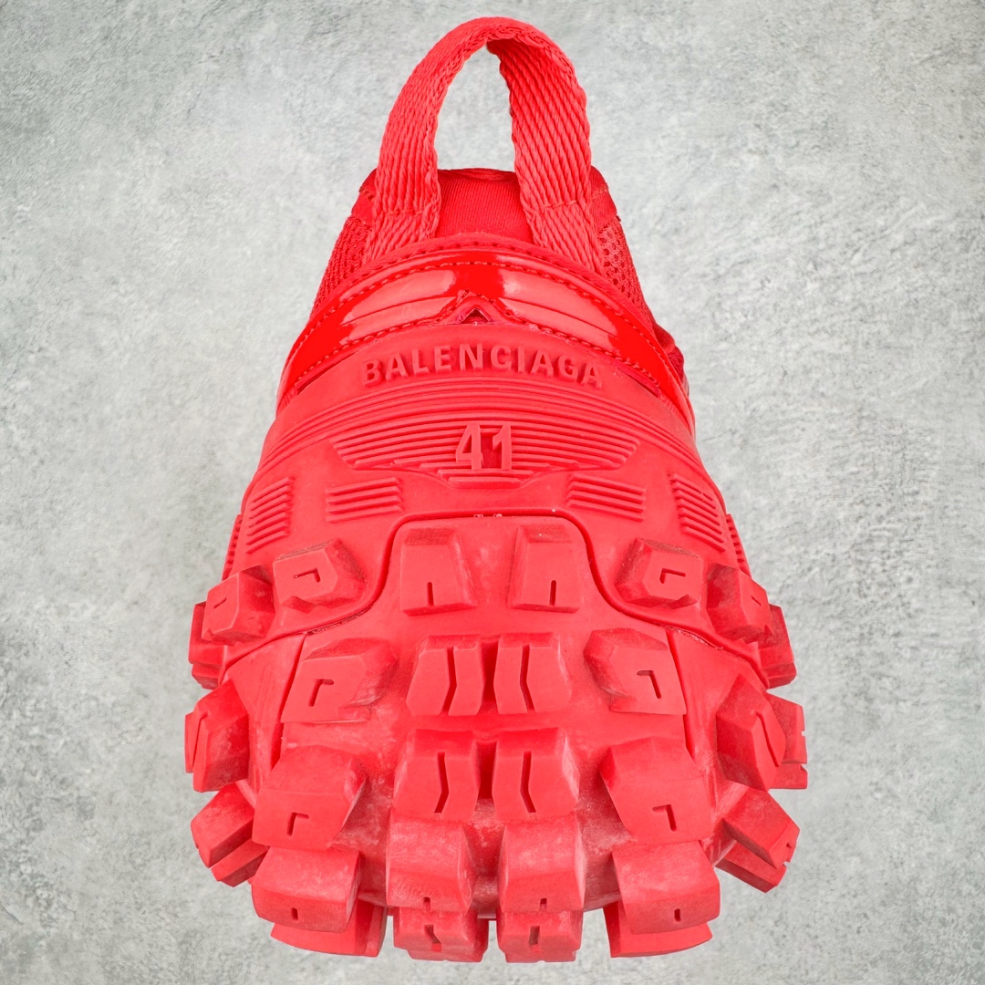 图片[8]-＃XA BALENCIAGA Defender Rubber Platform Sneakers 巴黎世家卫士系列低帮坦克履带轮胎鞋型越野户外增高厚底休闲运动慢跑鞋 男女鞋原楦原纸版开发版型 原版一致配件防尘袋及附送鞋带 1：1比例克重 全掌PU乳胶鞋垫及外观轻度磨损做旧效果 全新开发4层组合夸张轮胎花纹鞋底底部 • 不含皮革• 尼龙和网布材质• 磨损效果 • 夸张轮胎花纹鞋底 • 15毫米足弓 • 鞋舌凹印 Balenciaga 品牌标识 • 鞋头边缘和后帮凹印 Balenciaga 徽标和尺码 • 后帮拉袢 • 中国制造 • 用软布擦拭 材质：60%聚氨酯、28%聚酯纤维、12%尼龙 凭藉特殊外型风靡奢华运动鞋领域的 Balenciaga 在设计总监 Demna Gvasalia的职掌下 不乏吸睛作品 从 Triple S、Track 系列 到 X-Pander以及 Crocs 联名系列 今番再发布引人注目的鞋履 带来最新运动鞋款「Defender」该鞋款于 2022 春夏时装秀上首次曝光 在经典运动鞋基础上加以改造 利用坚固轮胎状单元打造具侵略性的巨大鞋底 立体凸起包覆四周 狂野外型堪称鞋界战车 透过材质比例的拿捏和单纯的用色 在鞋面采用相对柔和的设计 衬出鞋款亮点 偏大一码尺码：35/46-选品中心