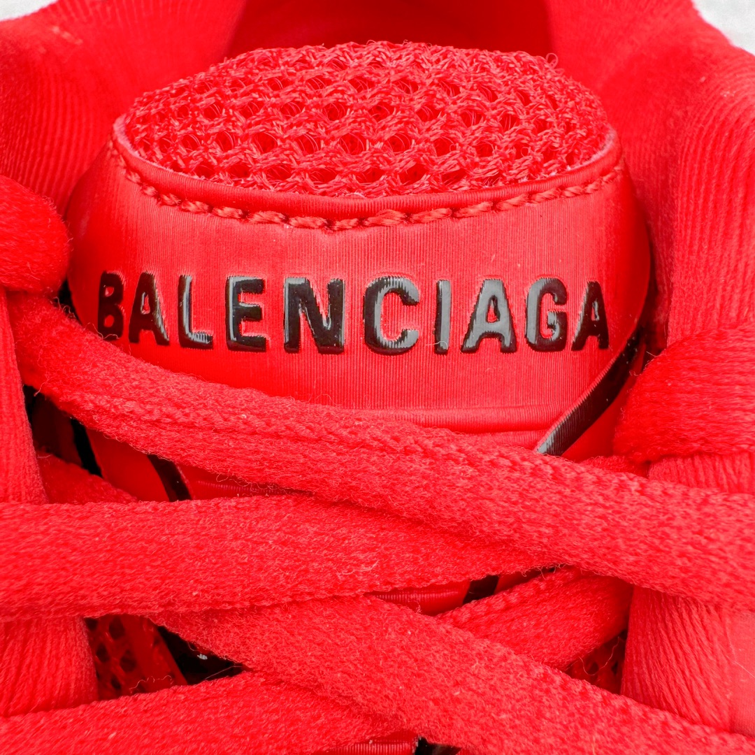 图片[14]-＃XA BALENCIAGA Defender Rubber Platform Sneakers 巴黎世家卫士系列低帮坦克履带轮胎鞋型越野户外增高厚底休闲运动慢跑鞋 男女鞋原楦原纸版开发版型 原版一致配件防尘袋及附送鞋带 1：1比例克重 全掌PU乳胶鞋垫及外观轻度磨损做旧效果 全新开发4层组合夸张轮胎花纹鞋底底部 • 不含皮革• 尼龙和网布材质• 磨损效果 • 夸张轮胎花纹鞋底 • 15毫米足弓 • 鞋舌凹印 Balenciaga 品牌标识 • 鞋头边缘和后帮凹印 Balenciaga 徽标和尺码 • 后帮拉袢 • 中国制造 • 用软布擦拭 材质：60%聚氨酯、28%聚酯纤维、12%尼龙 凭藉特殊外型风靡奢华运动鞋领域的 Balenciaga 在设计总监 Demna Gvasalia的职掌下 不乏吸睛作品 从 Triple S、Track 系列 到 X-Pander以及 Crocs 联名系列 今番再发布引人注目的鞋履 带来最新运动鞋款「Defender」该鞋款于 2022 春夏时装秀上首次曝光 在经典运动鞋基础上加以改造 利用坚固轮胎状单元打造具侵略性的巨大鞋底 立体凸起包覆四周 狂野外型堪称鞋界战车 透过材质比例的拿捏和单纯的用色 在鞋面采用相对柔和的设计 衬出鞋款亮点 偏大一码尺码：35/46-选品中心