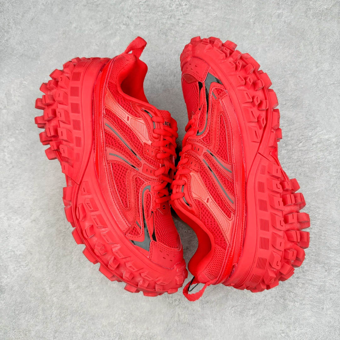 图片[3]-＃XA BALENCIAGA Defender Rubber Platform Sneakers 巴黎世家卫士系列低帮坦克履带轮胎鞋型越野户外增高厚底休闲运动慢跑鞋 男女鞋原楦原纸版开发版型 原版一致配件防尘袋及附送鞋带 1：1比例克重 全掌PU乳胶鞋垫及外观轻度磨损做旧效果 全新开发4层组合夸张轮胎花纹鞋底底部 • 不含皮革• 尼龙和网布材质• 磨损效果 • 夸张轮胎花纹鞋底 • 15毫米足弓 • 鞋舌凹印 Balenciaga 品牌标识 • 鞋头边缘和后帮凹印 Balenciaga 徽标和尺码 • 后帮拉袢 • 中国制造 • 用软布擦拭 材质：60%聚氨酯、28%聚酯纤维、12%尼龙 凭藉特殊外型风靡奢华运动鞋领域的 Balenciaga 在设计总监 Demna Gvasalia的职掌下 不乏吸睛作品 从 Triple S、Track 系列 到 X-Pander以及 Crocs 联名系列 今番再发布引人注目的鞋履 带来最新运动鞋款「Defender」该鞋款于 2022 春夏时装秀上首次曝光 在经典运动鞋基础上加以改造 利用坚固轮胎状单元打造具侵略性的巨大鞋底 立体凸起包覆四周 狂野外型堪称鞋界战车 透过材质比例的拿捏和单纯的用色 在鞋面采用相对柔和的设计 衬出鞋款亮点 偏大一码尺码：35/46-选品中心