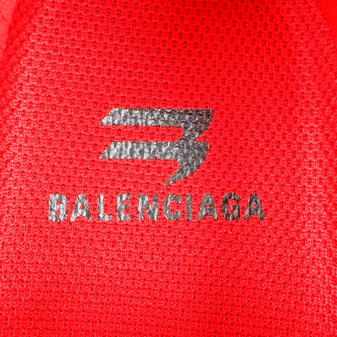 图片[13]-＃XA BALENCIAGA Defender Rubber Platform Sneakers 巴黎世家卫士系列低帮坦克履带轮胎鞋型越野户外增高厚底休闲运动慢跑鞋 男女鞋原楦原纸版开发版型 原版一致配件防尘袋及附送鞋带 1：1比例克重 全掌PU乳胶鞋垫及外观轻度磨损做旧效果 全新开发4层组合夸张轮胎花纹鞋底底部 • 不含皮革• 尼龙和网布材质• 磨损效果 • 夸张轮胎花纹鞋底 • 15毫米足弓 • 鞋舌凹印 Balenciaga 品牌标识 • 鞋头边缘和后帮凹印 Balenciaga 徽标和尺码 • 后帮拉袢 • 中国制造 • 用软布擦拭 材质：60%聚氨酯、28%聚酯纤维、12%尼龙 凭藉特殊外型风靡奢华运动鞋领域的 Balenciaga 在设计总监 Demna Gvasalia的职掌下 不乏吸睛作品 从 Triple S、Track 系列 到 X-Pander以及 Crocs 联名系列 今番再发布引人注目的鞋履 带来最新运动鞋款「Defender」该鞋款于 2022 春夏时装秀上首次曝光 在经典运动鞋基础上加以改造 利用坚固轮胎状单元打造具侵略性的巨大鞋底 立体凸起包覆四周 狂野外型堪称鞋界战车 透过材质比例的拿捏和单纯的用色 在鞋面采用相对柔和的设计 衬出鞋款亮点 偏大一码尺码：35/46-选品中心