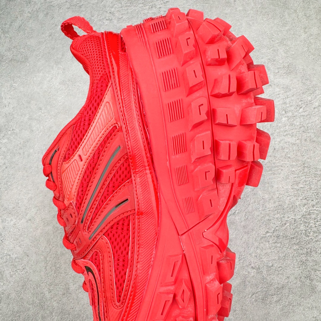 图片[7]-＃XA BALENCIAGA Defender Rubber Platform Sneakers 巴黎世家卫士系列低帮坦克履带轮胎鞋型越野户外增高厚底休闲运动慢跑鞋 男女鞋原楦原纸版开发版型 原版一致配件防尘袋及附送鞋带 1：1比例克重 全掌PU乳胶鞋垫及外观轻度磨损做旧效果 全新开发4层组合夸张轮胎花纹鞋底底部 • 不含皮革• 尼龙和网布材质• 磨损效果 • 夸张轮胎花纹鞋底 • 15毫米足弓 • 鞋舌凹印 Balenciaga 品牌标识 • 鞋头边缘和后帮凹印 Balenciaga 徽标和尺码 • 后帮拉袢 • 中国制造 • 用软布擦拭 材质：60%聚氨酯、28%聚酯纤维、12%尼龙 凭藉特殊外型风靡奢华运动鞋领域的 Balenciaga 在设计总监 Demna Gvasalia的职掌下 不乏吸睛作品 从 Triple S、Track 系列 到 X-Pander以及 Crocs 联名系列 今番再发布引人注目的鞋履 带来最新运动鞋款「Defender」该鞋款于 2022 春夏时装秀上首次曝光 在经典运动鞋基础上加以改造 利用坚固轮胎状单元打造具侵略性的巨大鞋底 立体凸起包覆四周 狂野外型堪称鞋界战车 透过材质比例的拿捏和单纯的用色 在鞋面采用相对柔和的设计 衬出鞋款亮点 偏大一码尺码：35/46-选品中心