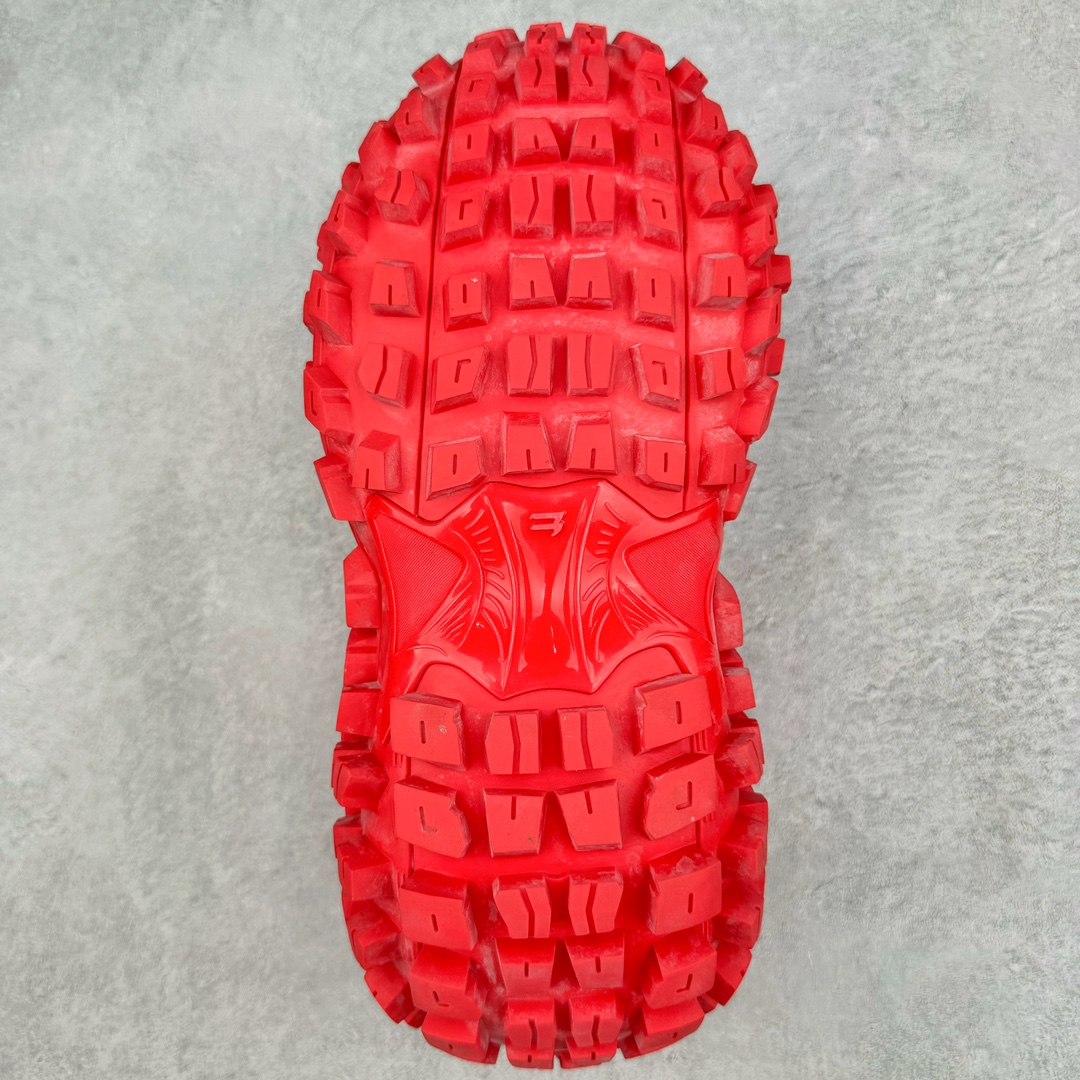 图片[9]-＃XA BALENCIAGA Defender Rubber Platform Sneakers 巴黎世家卫士系列低帮坦克履带轮胎鞋型越野户外增高厚底休闲运动慢跑鞋 男女鞋原楦原纸版开发版型 原版一致配件防尘袋及附送鞋带 1：1比例克重 全掌PU乳胶鞋垫及外观轻度磨损做旧效果 全新开发4层组合夸张轮胎花纹鞋底底部 • 不含皮革• 尼龙和网布材质• 磨损效果 • 夸张轮胎花纹鞋底 • 15毫米足弓 • 鞋舌凹印 Balenciaga 品牌标识 • 鞋头边缘和后帮凹印 Balenciaga 徽标和尺码 • 后帮拉袢 • 中国制造 • 用软布擦拭 材质：60%聚氨酯、28%聚酯纤维、12%尼龙 凭藉特殊外型风靡奢华运动鞋领域的 Balenciaga 在设计总监 Demna Gvasalia的职掌下 不乏吸睛作品 从 Triple S、Track 系列 到 X-Pander以及 Crocs 联名系列 今番再发布引人注目的鞋履 带来最新运动鞋款「Defender」该鞋款于 2022 春夏时装秀上首次曝光 在经典运动鞋基础上加以改造 利用坚固轮胎状单元打造具侵略性的巨大鞋底 立体凸起包覆四周 狂野外型堪称鞋界战车 透过材质比例的拿捏和单纯的用色 在鞋面采用相对柔和的设计 衬出鞋款亮点 偏大一码尺码：35/46-选品中心