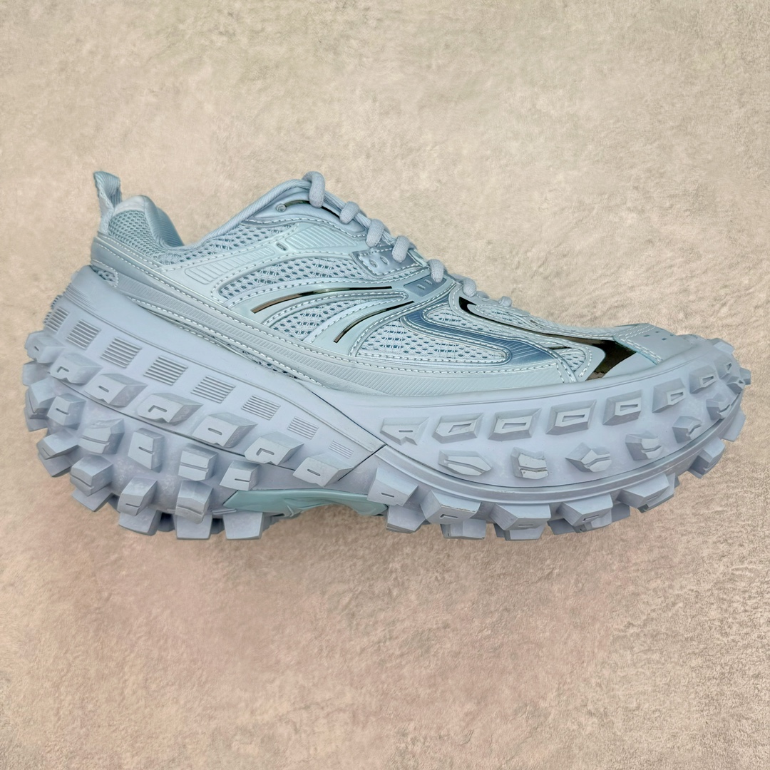 图片[5]-＃XA BALENCIAGA Defender Rubber Platform Sneakers 巴黎世家卫士系列低帮坦克履带轮胎鞋型越野户外增高厚底休闲运动慢跑鞋 男女鞋原楦原纸版开发版型 原版一致配件防尘袋及附送鞋带 1：1比例克重 全掌PU乳胶鞋垫及外观轻度磨损做旧效果 全新开发4层组合夸张轮胎花纹鞋底底部 • 不含皮革• 尼龙和网布材质• 磨损效果 • 夸张轮胎花纹鞋底 • 15毫米足弓 • 鞋舌凹印 Balenciaga 品牌标识 • 鞋头边缘和后帮凹印 Balenciaga 徽标和尺码 • 后帮拉袢 • 中国制造 • 用软布擦拭 材质：60%聚氨酯、28%聚酯纤维、12%尼龙 凭藉特殊外型风靡奢华运动鞋领域的 Balenciaga 在设计总监 Demna Gvasalia的职掌下 不乏吸睛作品 从 Triple S、Track 系列 到 X-Pander以及 Crocs 联名系列 今番再发布引人注目的鞋履 带来最新运动鞋款「Defender」该鞋款于 2022 春夏时装秀上首次曝光 在经典运动鞋基础上加以改造 利用坚固轮胎状单元打造具侵略性的巨大鞋底 立体凸起包覆四周 狂野外型堪称鞋界战车 透过材质比例的拿捏和单纯的用色 在鞋面采用相对柔和的设计 衬出鞋款亮点 偏大一码尺码：35/46-选品中心