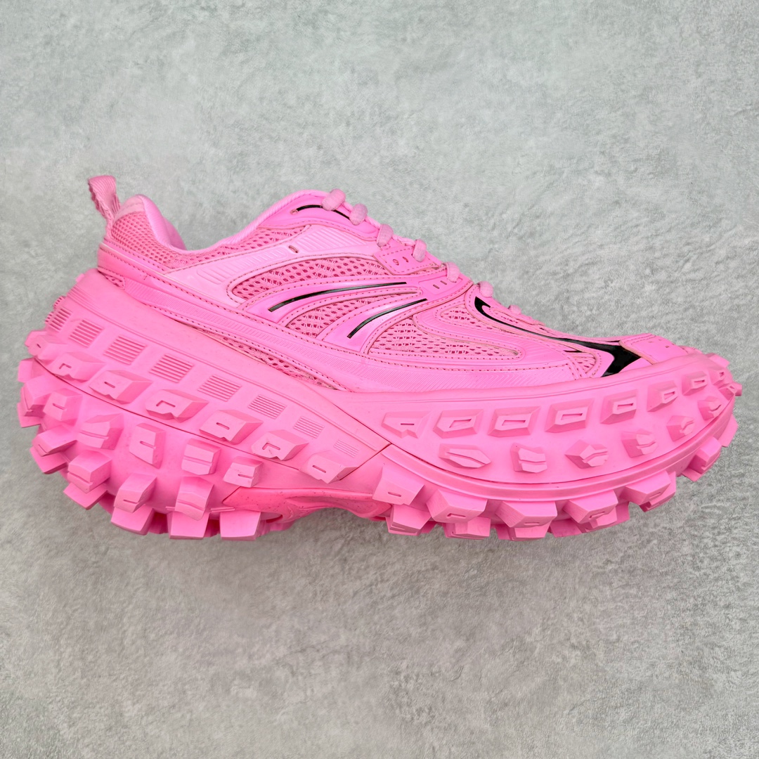 图片[6]-＃XA BALENCIAGA Defender Rubber Platform Sneakers 巴黎世家卫士系列低帮坦克履带轮胎鞋型越野户外增高厚底休闲运动慢跑鞋 男女鞋原楦原纸版开发版型 原版一致配件防尘袋及附送鞋带 1：1比例克重 全掌PU乳胶鞋垫及外观轻度磨损做旧效果 全新开发4层组合夸张轮胎花纹鞋底底部 • 不含皮革• 尼龙和网布材质• 磨损效果 • 夸张轮胎花纹鞋底 • 15毫米足弓 • 鞋舌凹印 Balenciaga 品牌标识 • 鞋头边缘和后帮凹印 Balenciaga 徽标和尺码 • 后帮拉袢 • 中国制造 • 用软布擦拭 材质：60%聚氨酯、28%聚酯纤维、12%尼龙 凭藉特殊外型风靡奢华运动鞋领域的 Balenciaga 在设计总监 Demna Gvasalia的职掌下 不乏吸睛作品 从 Triple S、Track 系列 到 X-Pander以及 Crocs 联名系列 今番再发布引人注目的鞋履 带来最新运动鞋款「Defender」该鞋款于 2022 春夏时装秀上首次曝光 在经典运动鞋基础上加以改造 利用坚固轮胎状单元打造具侵略性的巨大鞋底 立体凸起包覆四周 狂野外型堪称鞋界战车 透过材质比例的拿捏和单纯的用色 在鞋面采用相对柔和的设计 衬出鞋款亮点 偏大一码尺码：35/46-选品中心