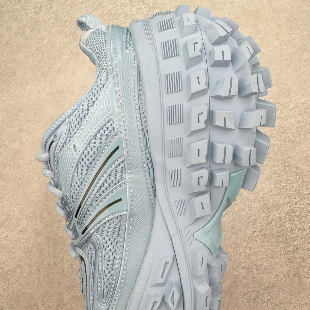 图片[7]-＃XA BALENCIAGA Defender Rubber Platform Sneakers 巴黎世家卫士系列低帮坦克履带轮胎鞋型越野户外增高厚底休闲运动慢跑鞋 男女鞋原楦原纸版开发版型 原版一致配件防尘袋及附送鞋带 1：1比例克重 全掌PU乳胶鞋垫及外观轻度磨损做旧效果 全新开发4层组合夸张轮胎花纹鞋底底部 • 不含皮革• 尼龙和网布材质• 磨损效果 • 夸张轮胎花纹鞋底 • 15毫米足弓 • 鞋舌凹印 Balenciaga 品牌标识 • 鞋头边缘和后帮凹印 Balenciaga 徽标和尺码 • 后帮拉袢 • 中国制造 • 用软布擦拭 材质：60%聚氨酯、28%聚酯纤维、12%尼龙 凭藉特殊外型风靡奢华运动鞋领域的 Balenciaga 在设计总监 Demna Gvasalia的职掌下 不乏吸睛作品 从 Triple S、Track 系列 到 X-Pander以及 Crocs 联名系列 今番再发布引人注目的鞋履 带来最新运动鞋款「Defender」该鞋款于 2022 春夏时装秀上首次曝光 在经典运动鞋基础上加以改造 利用坚固轮胎状单元打造具侵略性的巨大鞋底 立体凸起包覆四周 狂野外型堪称鞋界战车 透过材质比例的拿捏和单纯的用色 在鞋面采用相对柔和的设计 衬出鞋款亮点 偏大一码尺码：35/46-选品中心