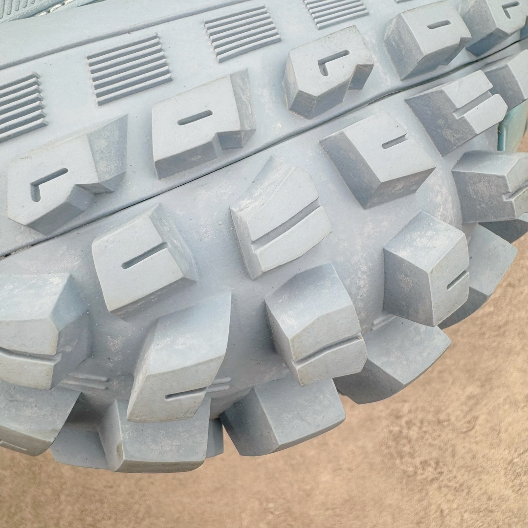 图片[13]-＃XA BALENCIAGA Defender Rubber Platform Sneakers 巴黎世家卫士系列低帮坦克履带轮胎鞋型越野户外增高厚底休闲运动慢跑鞋 男女鞋原楦原纸版开发版型 原版一致配件防尘袋及附送鞋带 1：1比例克重 全掌PU乳胶鞋垫及外观轻度磨损做旧效果 全新开发4层组合夸张轮胎花纹鞋底底部 • 不含皮革• 尼龙和网布材质• 磨损效果 • 夸张轮胎花纹鞋底 • 15毫米足弓 • 鞋舌凹印 Balenciaga 品牌标识 • 鞋头边缘和后帮凹印 Balenciaga 徽标和尺码 • 后帮拉袢 • 中国制造 • 用软布擦拭 材质：60%聚氨酯、28%聚酯纤维、12%尼龙 凭藉特殊外型风靡奢华运动鞋领域的 Balenciaga 在设计总监 Demna Gvasalia的职掌下 不乏吸睛作品 从 Triple S、Track 系列 到 X-Pander以及 Crocs 联名系列 今番再发布引人注目的鞋履 带来最新运动鞋款「Defender」该鞋款于 2022 春夏时装秀上首次曝光 在经典运动鞋基础上加以改造 利用坚固轮胎状单元打造具侵略性的巨大鞋底 立体凸起包覆四周 狂野外型堪称鞋界战车 透过材质比例的拿捏和单纯的用色 在鞋面采用相对柔和的设计 衬出鞋款亮点 偏大一码尺码：35/46-选品中心