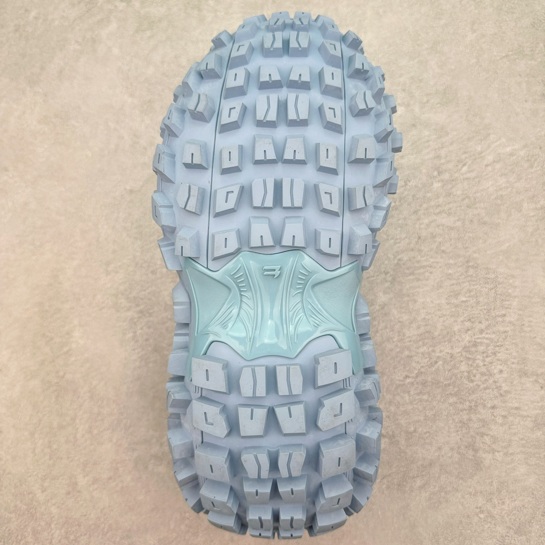 图片[9]-＃XA BALENCIAGA Defender Rubber Platform Sneakers 巴黎世家卫士系列低帮坦克履带轮胎鞋型越野户外增高厚底休闲运动慢跑鞋 男女鞋原楦原纸版开发版型 原版一致配件防尘袋及附送鞋带 1：1比例克重 全掌PU乳胶鞋垫及外观轻度磨损做旧效果 全新开发4层组合夸张轮胎花纹鞋底底部 • 不含皮革• 尼龙和网布材质• 磨损效果 • 夸张轮胎花纹鞋底 • 15毫米足弓 • 鞋舌凹印 Balenciaga 品牌标识 • 鞋头边缘和后帮凹印 Balenciaga 徽标和尺码 • 后帮拉袢 • 中国制造 • 用软布擦拭 材质：60%聚氨酯、28%聚酯纤维、12%尼龙 凭藉特殊外型风靡奢华运动鞋领域的 Balenciaga 在设计总监 Demna Gvasalia的职掌下 不乏吸睛作品 从 Triple S、Track 系列 到 X-Pander以及 Crocs 联名系列 今番再发布引人注目的鞋履 带来最新运动鞋款「Defender」该鞋款于 2022 春夏时装秀上首次曝光 在经典运动鞋基础上加以改造 利用坚固轮胎状单元打造具侵略性的巨大鞋底 立体凸起包覆四周 狂野外型堪称鞋界战车 透过材质比例的拿捏和单纯的用色 在鞋面采用相对柔和的设计 衬出鞋款亮点 偏大一码尺码：35/46-选品中心