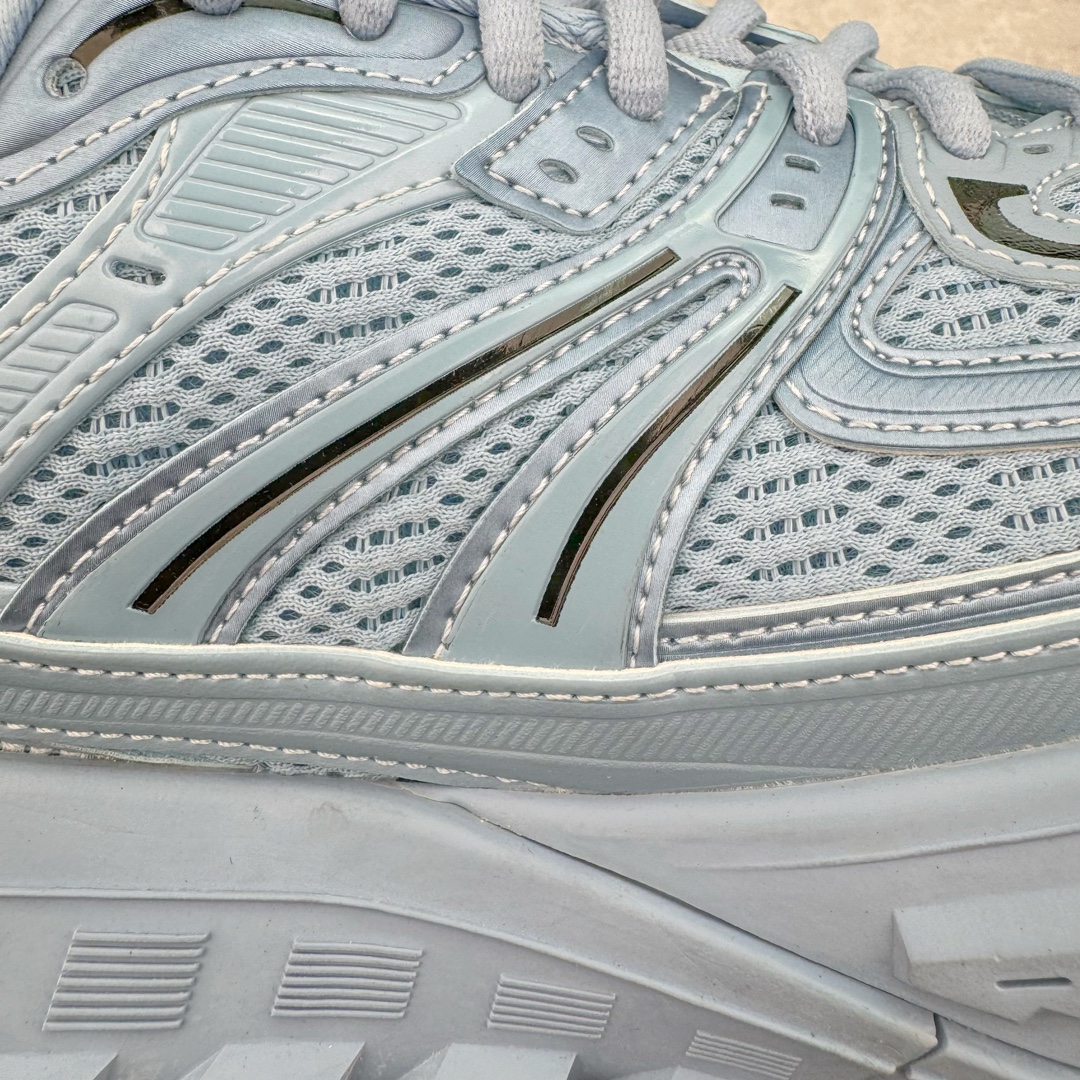 图片[14]-＃XA BALENCIAGA Defender Rubber Platform Sneakers 巴黎世家卫士系列低帮坦克履带轮胎鞋型越野户外增高厚底休闲运动慢跑鞋 男女鞋原楦原纸版开发版型 原版一致配件防尘袋及附送鞋带 1：1比例克重 全掌PU乳胶鞋垫及外观轻度磨损做旧效果 全新开发4层组合夸张轮胎花纹鞋底底部 • 不含皮革• 尼龙和网布材质• 磨损效果 • 夸张轮胎花纹鞋底 • 15毫米足弓 • 鞋舌凹印 Balenciaga 品牌标识 • 鞋头边缘和后帮凹印 Balenciaga 徽标和尺码 • 后帮拉袢 • 中国制造 • 用软布擦拭 材质：60%聚氨酯、28%聚酯纤维、12%尼龙 凭藉特殊外型风靡奢华运动鞋领域的 Balenciaga 在设计总监 Demna Gvasalia的职掌下 不乏吸睛作品 从 Triple S、Track 系列 到 X-Pander以及 Crocs 联名系列 今番再发布引人注目的鞋履 带来最新运动鞋款「Defender」该鞋款于 2022 春夏时装秀上首次曝光 在经典运动鞋基础上加以改造 利用坚固轮胎状单元打造具侵略性的巨大鞋底 立体凸起包覆四周 狂野外型堪称鞋界战车 透过材质比例的拿捏和单纯的用色 在鞋面采用相对柔和的设计 衬出鞋款亮点 偏大一码尺码：35/46-选品中心