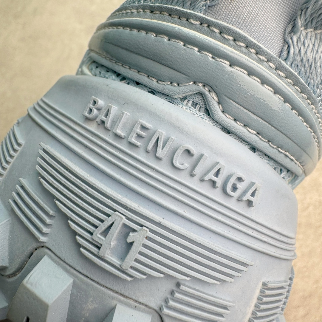 图片[12]-＃XA BALENCIAGA Defender Rubber Platform Sneakers 巴黎世家卫士系列低帮坦克履带轮胎鞋型越野户外增高厚底休闲运动慢跑鞋 男女鞋原楦原纸版开发版型 原版一致配件防尘袋及附送鞋带 1：1比例克重 全掌PU乳胶鞋垫及外观轻度磨损做旧效果 全新开发4层组合夸张轮胎花纹鞋底底部 • 不含皮革• 尼龙和网布材质• 磨损效果 • 夸张轮胎花纹鞋底 • 15毫米足弓 • 鞋舌凹印 Balenciaga 品牌标识 • 鞋头边缘和后帮凹印 Balenciaga 徽标和尺码 • 后帮拉袢 • 中国制造 • 用软布擦拭 材质：60%聚氨酯、28%聚酯纤维、12%尼龙 凭藉特殊外型风靡奢华运动鞋领域的 Balenciaga 在设计总监 Demna Gvasalia的职掌下 不乏吸睛作品 从 Triple S、Track 系列 到 X-Pander以及 Crocs 联名系列 今番再发布引人注目的鞋履 带来最新运动鞋款「Defender」该鞋款于 2022 春夏时装秀上首次曝光 在经典运动鞋基础上加以改造 利用坚固轮胎状单元打造具侵略性的巨大鞋底 立体凸起包覆四周 狂野外型堪称鞋界战车 透过材质比例的拿捏和单纯的用色 在鞋面采用相对柔和的设计 衬出鞋款亮点 偏大一码尺码：35/46-选品中心