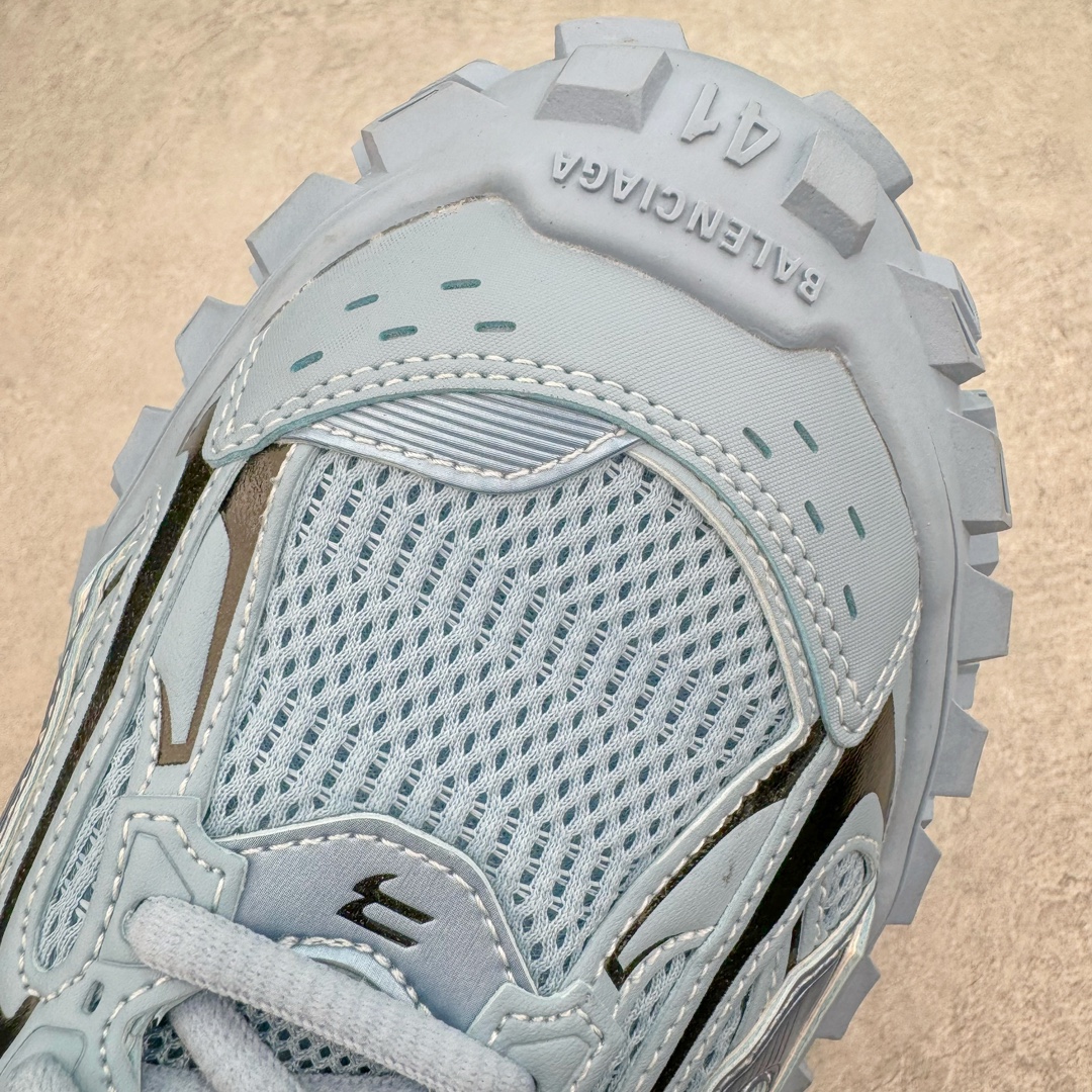 图片[16]-＃XA BALENCIAGA Defender Rubber Platform Sneakers 巴黎世家卫士系列低帮坦克履带轮胎鞋型越野户外增高厚底休闲运动慢跑鞋 男女鞋原楦原纸版开发版型 原版一致配件防尘袋及附送鞋带 1：1比例克重 全掌PU乳胶鞋垫及外观轻度磨损做旧效果 全新开发4层组合夸张轮胎花纹鞋底底部 • 不含皮革• 尼龙和网布材质• 磨损效果 • 夸张轮胎花纹鞋底 • 15毫米足弓 • 鞋舌凹印 Balenciaga 品牌标识 • 鞋头边缘和后帮凹印 Balenciaga 徽标和尺码 • 后帮拉袢 • 中国制造 • 用软布擦拭 材质：60%聚氨酯、28%聚酯纤维、12%尼龙 凭藉特殊外型风靡奢华运动鞋领域的 Balenciaga 在设计总监 Demna Gvasalia的职掌下 不乏吸睛作品 从 Triple S、Track 系列 到 X-Pander以及 Crocs 联名系列 今番再发布引人注目的鞋履 带来最新运动鞋款「Defender」该鞋款于 2022 春夏时装秀上首次曝光 在经典运动鞋基础上加以改造 利用坚固轮胎状单元打造具侵略性的巨大鞋底 立体凸起包覆四周 狂野外型堪称鞋界战车 透过材质比例的拿捏和单纯的用色 在鞋面采用相对柔和的设计 衬出鞋款亮点 偏大一码尺码：35/46-选品中心