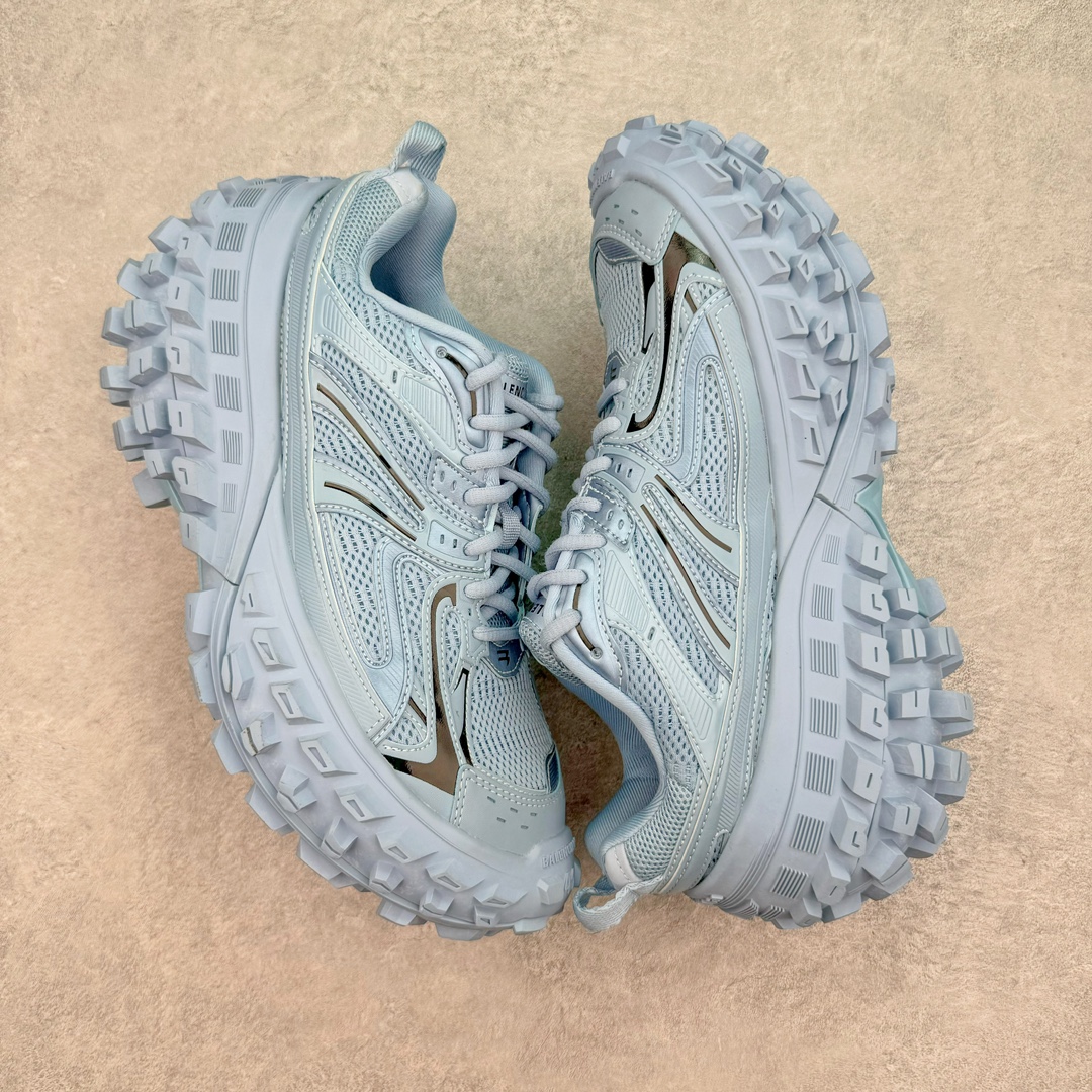 图片[3]-＃XA BALENCIAGA Defender Rubber Platform Sneakers 巴黎世家卫士系列低帮坦克履带轮胎鞋型越野户外增高厚底休闲运动慢跑鞋 男女鞋原楦原纸版开发版型 原版一致配件防尘袋及附送鞋带 1：1比例克重 全掌PU乳胶鞋垫及外观轻度磨损做旧效果 全新开发4层组合夸张轮胎花纹鞋底底部 • 不含皮革• 尼龙和网布材质• 磨损效果 • 夸张轮胎花纹鞋底 • 15毫米足弓 • 鞋舌凹印 Balenciaga 品牌标识 • 鞋头边缘和后帮凹印 Balenciaga 徽标和尺码 • 后帮拉袢 • 中国制造 • 用软布擦拭 材质：60%聚氨酯、28%聚酯纤维、12%尼龙 凭藉特殊外型风靡奢华运动鞋领域的 Balenciaga 在设计总监 Demna Gvasalia的职掌下 不乏吸睛作品 从 Triple S、Track 系列 到 X-Pander以及 Crocs 联名系列 今番再发布引人注目的鞋履 带来最新运动鞋款「Defender」该鞋款于 2022 春夏时装秀上首次曝光 在经典运动鞋基础上加以改造 利用坚固轮胎状单元打造具侵略性的巨大鞋底 立体凸起包覆四周 狂野外型堪称鞋界战车 透过材质比例的拿捏和单纯的用色 在鞋面采用相对柔和的设计 衬出鞋款亮点 偏大一码尺码：35/46-选品中心