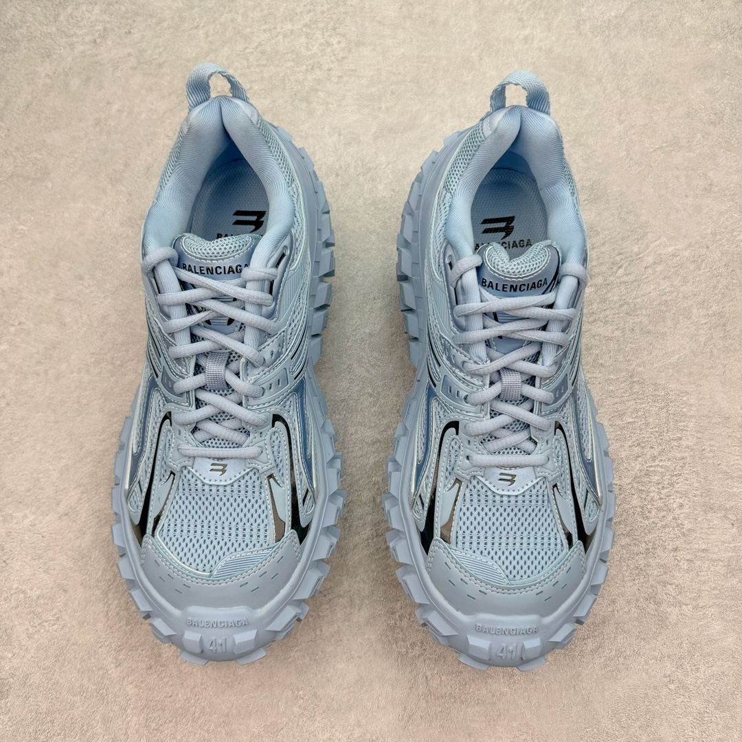 图片[2]-＃XA BALENCIAGA Defender Rubber Platform Sneakers 巴黎世家卫士系列低帮坦克履带轮胎鞋型越野户外增高厚底休闲运动慢跑鞋 男女鞋原楦原纸版开发版型 原版一致配件防尘袋及附送鞋带 1：1比例克重 全掌PU乳胶鞋垫及外观轻度磨损做旧效果 全新开发4层组合夸张轮胎花纹鞋底底部 • 不含皮革• 尼龙和网布材质• 磨损效果 • 夸张轮胎花纹鞋底 • 15毫米足弓 • 鞋舌凹印 Balenciaga 品牌标识 • 鞋头边缘和后帮凹印 Balenciaga 徽标和尺码 • 后帮拉袢 • 中国制造 • 用软布擦拭 材质：60%聚氨酯、28%聚酯纤维、12%尼龙 凭藉特殊外型风靡奢华运动鞋领域的 Balenciaga 在设计总监 Demna Gvasalia的职掌下 不乏吸睛作品 从 Triple S、Track 系列 到 X-Pander以及 Crocs 联名系列 今番再发布引人注目的鞋履 带来最新运动鞋款「Defender」该鞋款于 2022 春夏时装秀上首次曝光 在经典运动鞋基础上加以改造 利用坚固轮胎状单元打造具侵略性的巨大鞋底 立体凸起包覆四周 狂野外型堪称鞋界战车 透过材质比例的拿捏和单纯的用色 在鞋面采用相对柔和的设计 衬出鞋款亮点 偏大一码尺码：35/46-选品中心