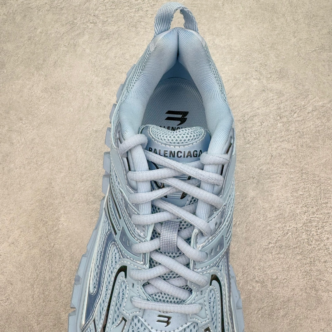 图片[5]-＃XA BALENCIAGA Defender Rubber Platform Sneakers 巴黎世家卫士系列低帮坦克履带轮胎鞋型越野户外增高厚底休闲运动慢跑鞋 男女鞋原楦原纸版开发版型 原版一致配件防尘袋及附送鞋带 1：1比例克重 全掌PU乳胶鞋垫及外观轻度磨损做旧效果 全新开发4层组合夸张轮胎花纹鞋底底部 • 不含皮革• 尼龙和网布材质• 磨损效果 • 夸张轮胎花纹鞋底 • 15毫米足弓 • 鞋舌凹印 Balenciaga 品牌标识 • 鞋头边缘和后帮凹印 Balenciaga 徽标和尺码 • 后帮拉袢 • 中国制造 • 用软布擦拭 材质：60%聚氨酯、28%聚酯纤维、12%尼龙 凭藉特殊外型风靡奢华运动鞋领域的 Balenciaga 在设计总监 Demna Gvasalia的职掌下 不乏吸睛作品 从 Triple S、Track 系列 到 X-Pander以及 Crocs 联名系列 今番再发布引人注目的鞋履 带来最新运动鞋款「Defender」该鞋款于 2022 春夏时装秀上首次曝光 在经典运动鞋基础上加以改造 利用坚固轮胎状单元打造具侵略性的巨大鞋底 立体凸起包覆四周 狂野外型堪称鞋界战车 透过材质比例的拿捏和单纯的用色 在鞋面采用相对柔和的设计 衬出鞋款亮点 偏大一码尺码：35/46-选品中心